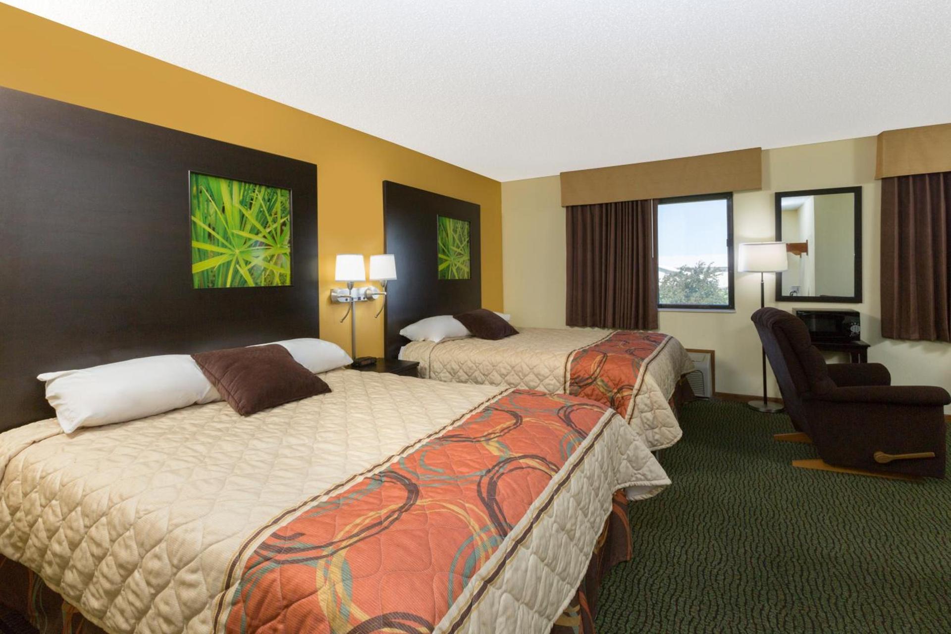 Super 8 by Wyndham Perry IA photo 25
