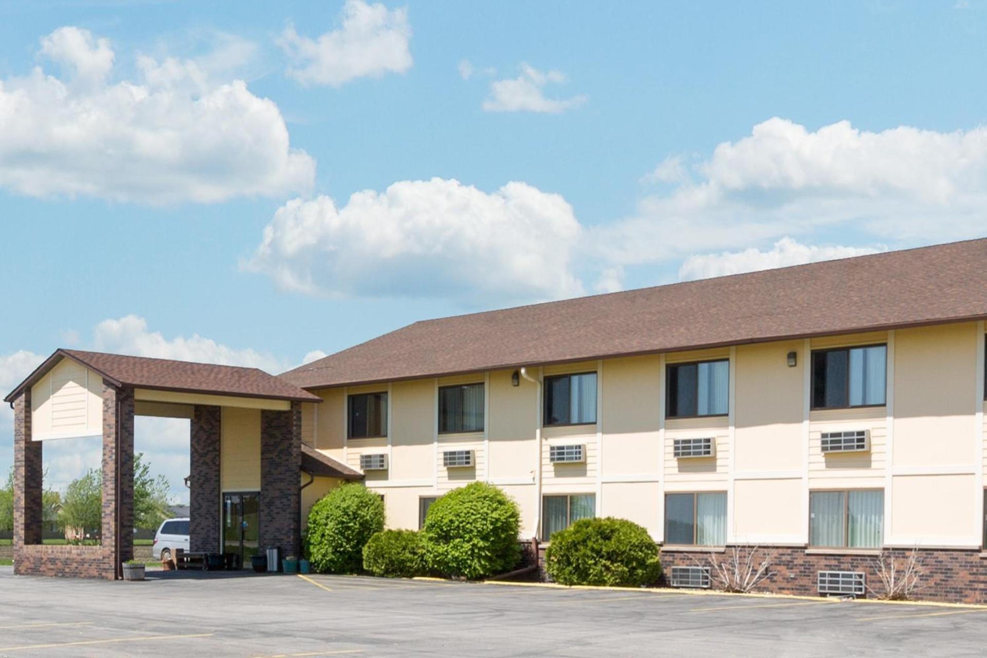 Super 8 by Wyndham Perry IA photo 20