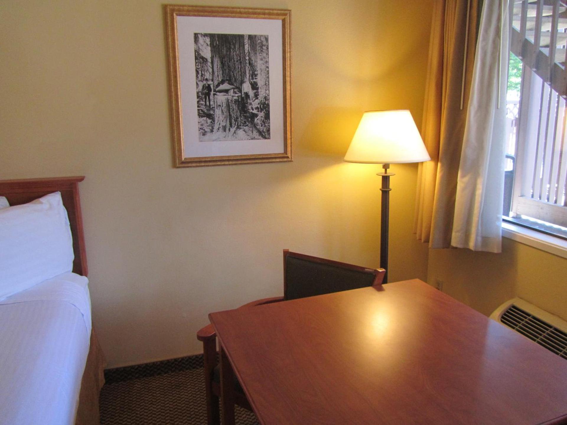 Oakridge Inn & Suites photo 5