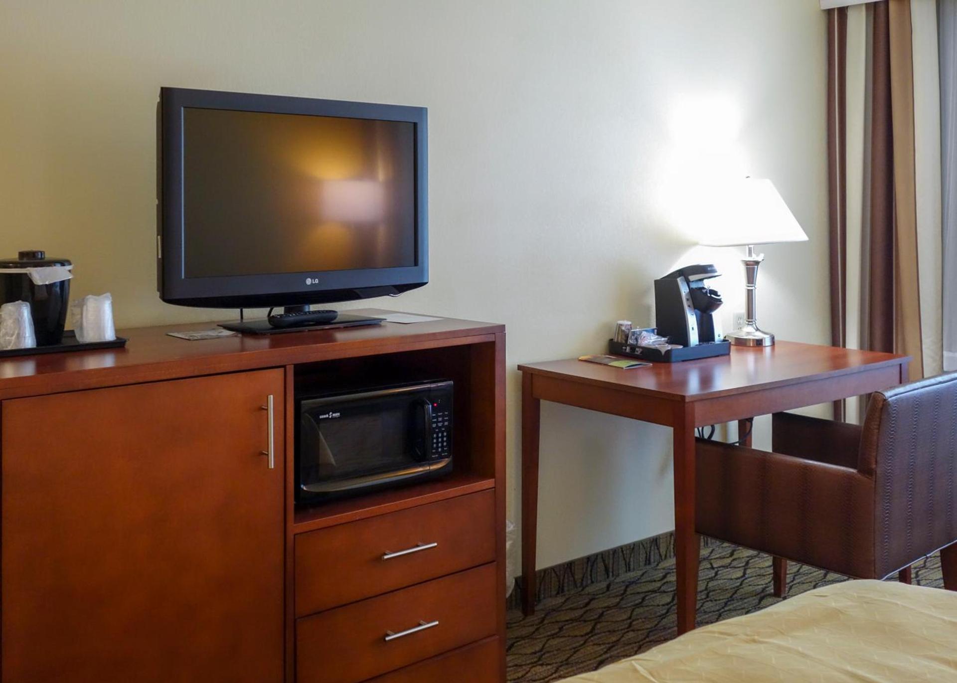 Country Inn & Suites by Radisson, Mishawaka, IN photo 32