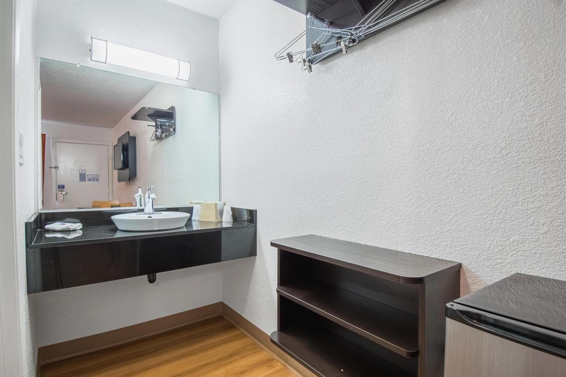 Motel 6 Bakersfield photo 14