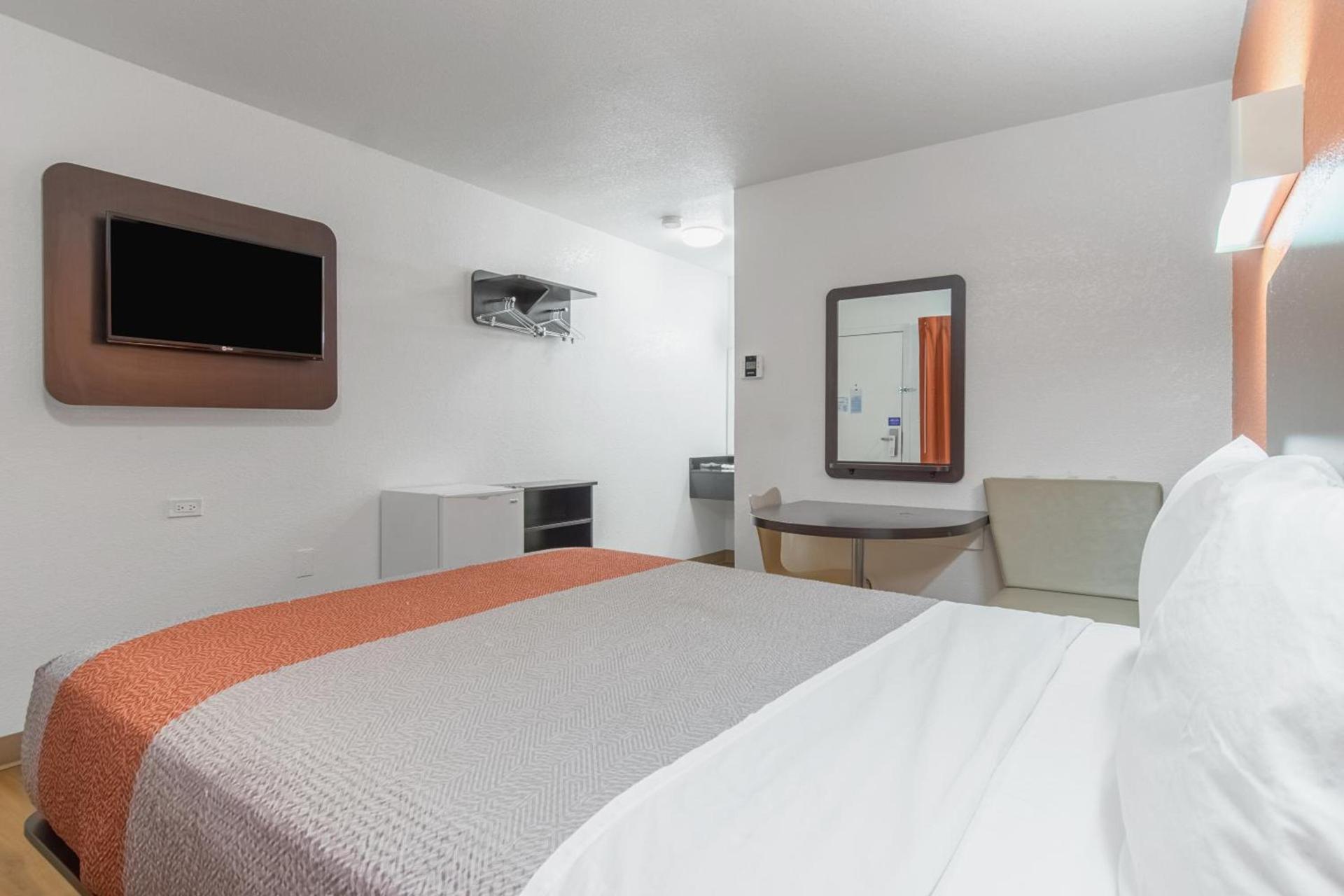 Motel 6 Bakersfield photo 12