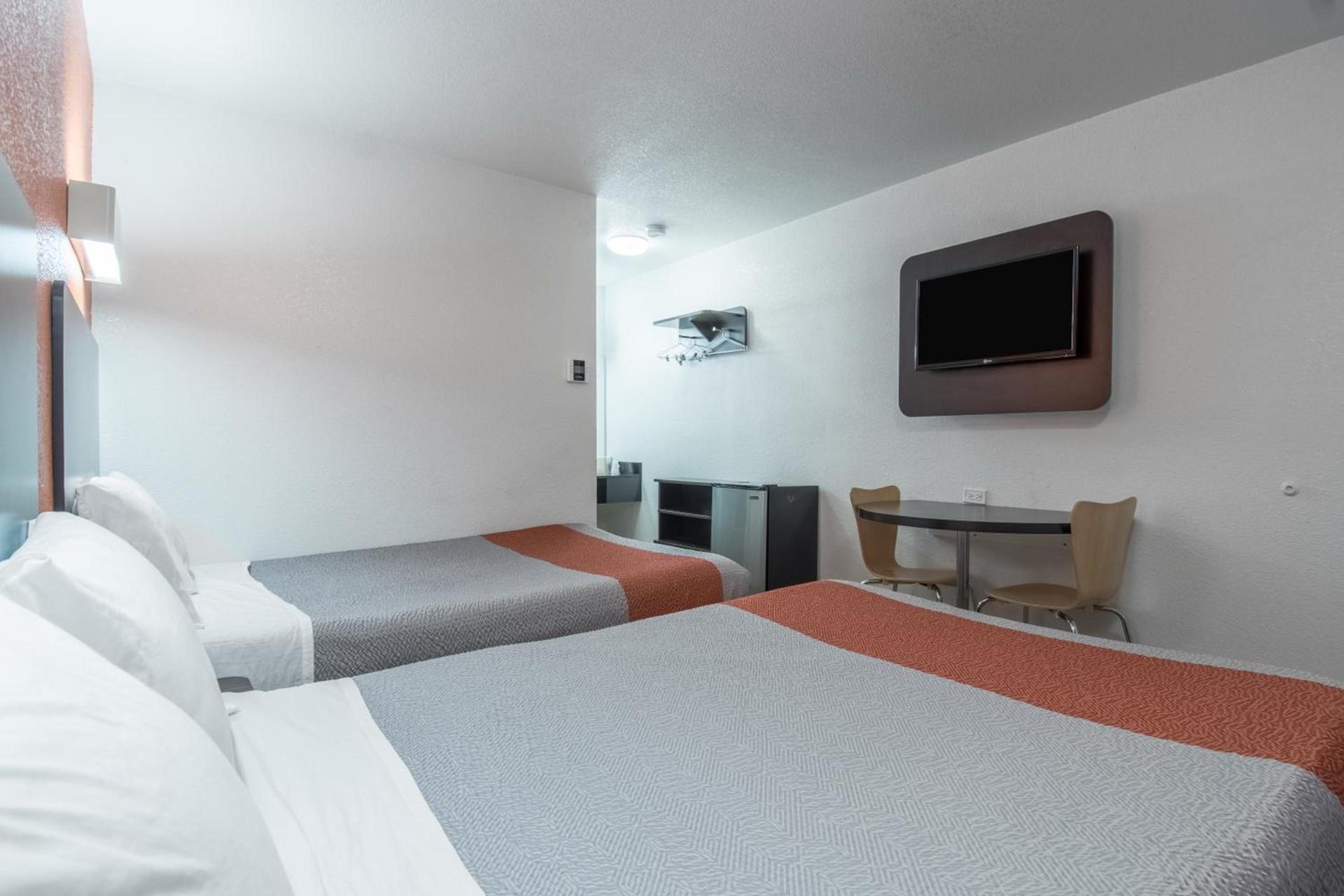 Motel 6 Bakersfield photo 8
