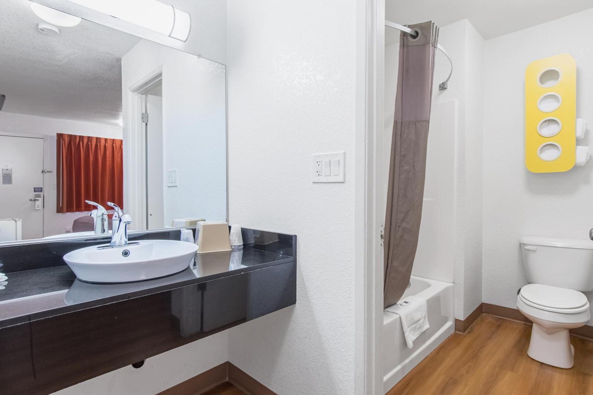 Motel 6 Bakersfield photo 11