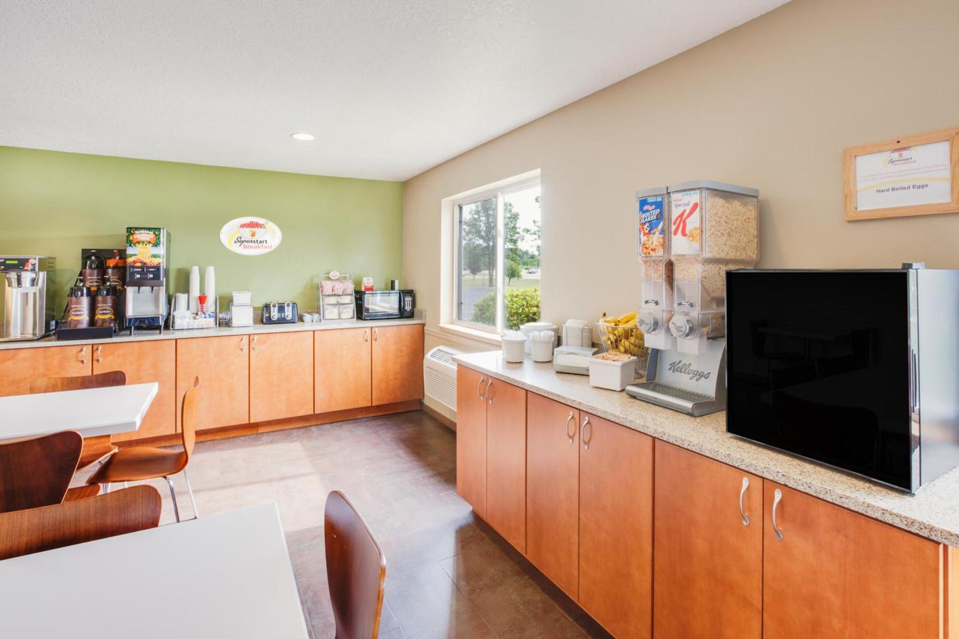 Super 8 by Wyndham Grayling photo 28
