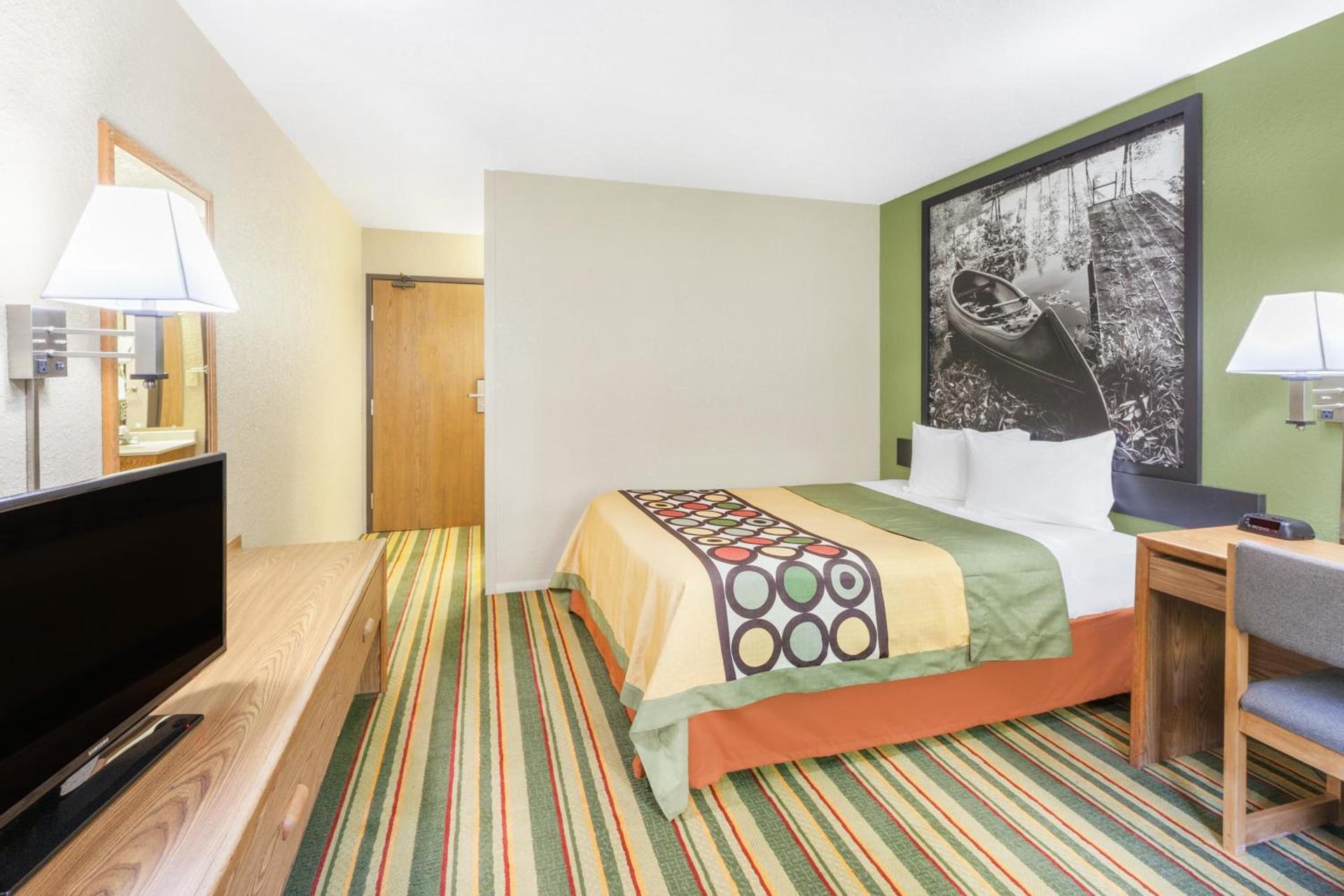 Super 8 by Wyndham Grayling photo 30