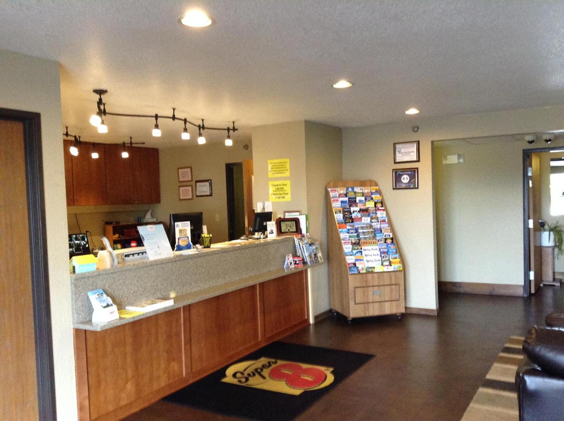 Super 8 by Wyndham Grayling photo 25