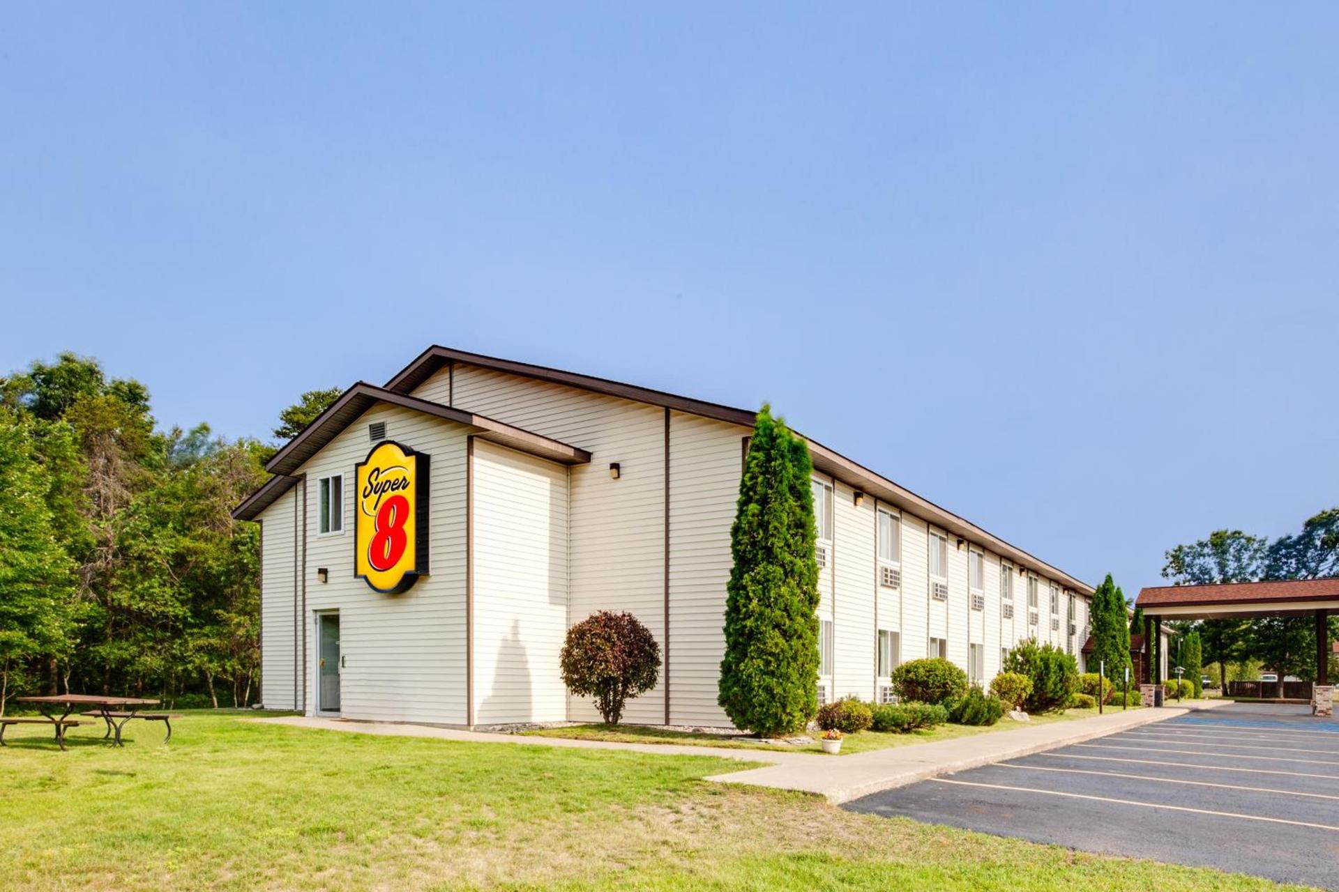 Super 8 by Wyndham Grayling photo 18