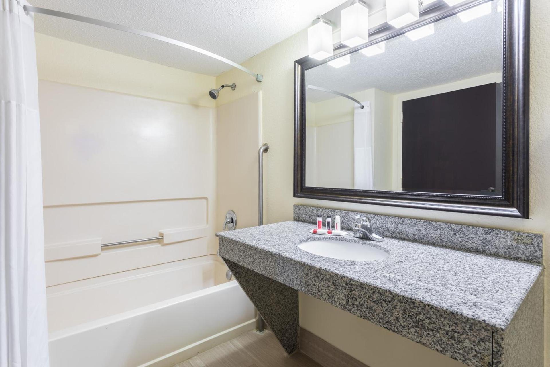 Days Inn by Wyndham Newberry South Carolina photo 28