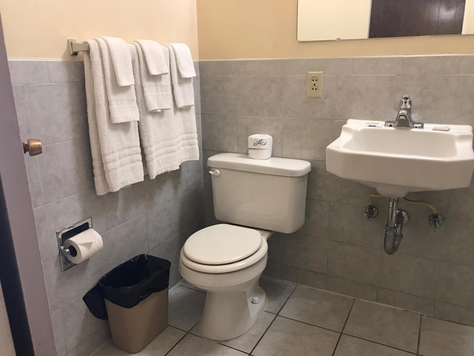 Edgewood Motel photo 16