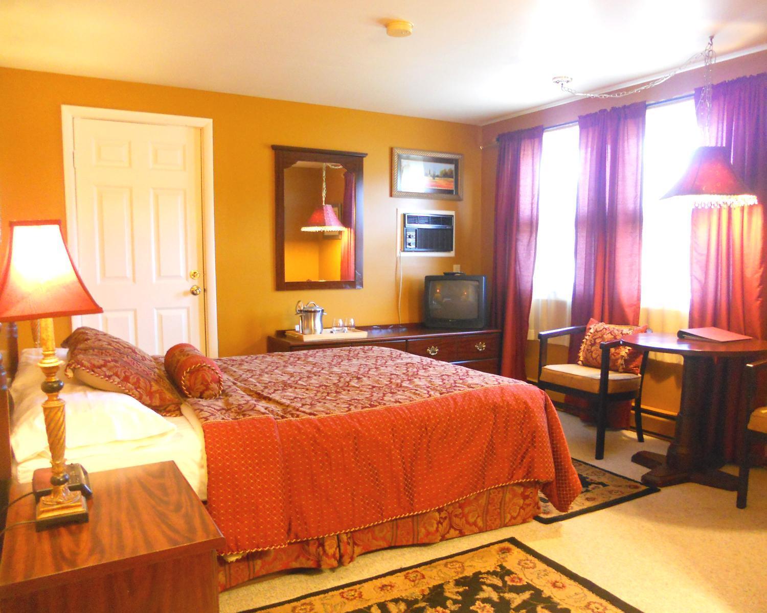 Vinehurst Inn & Suites photo 7