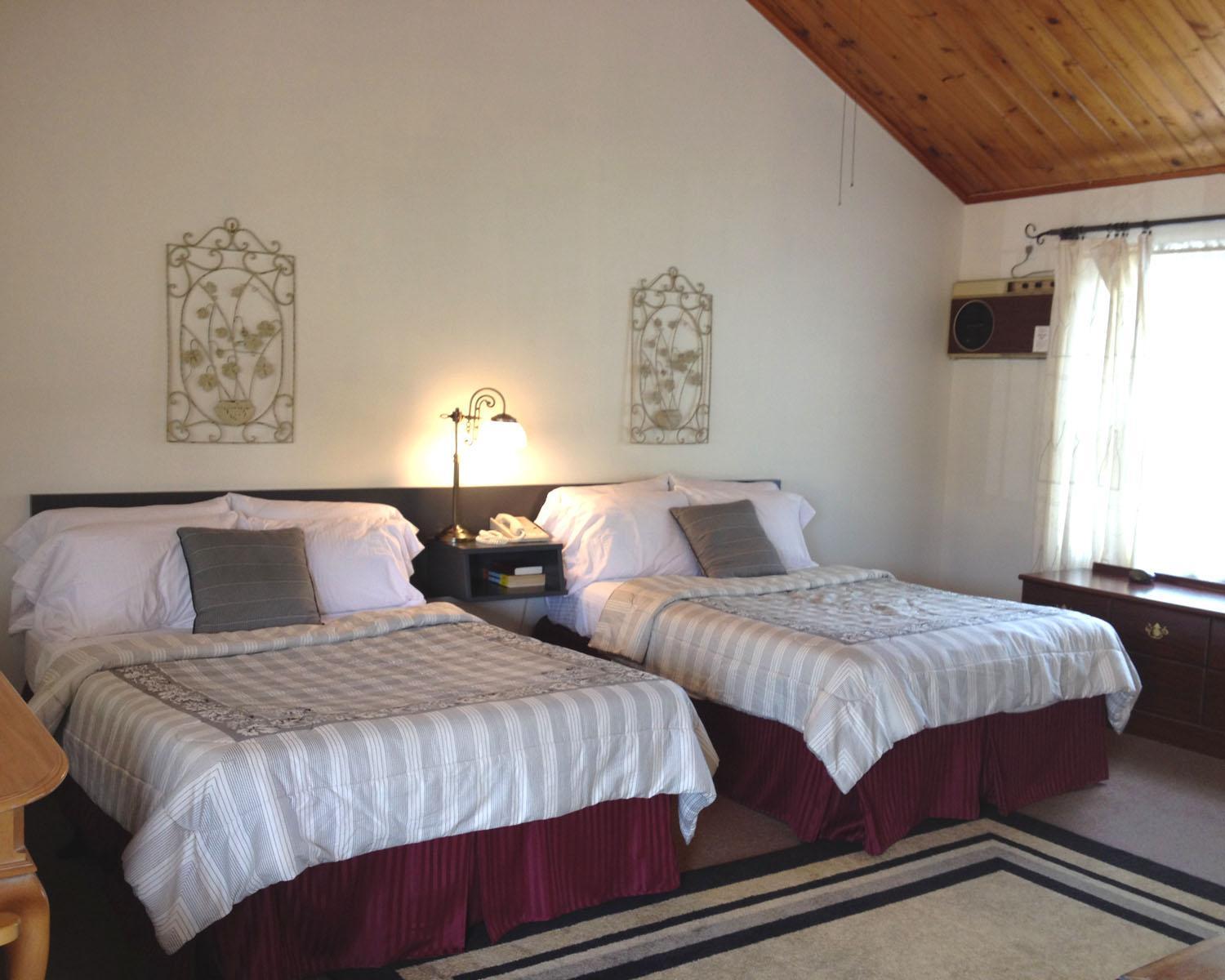 Vinehurst Inn & Suites photo 10
