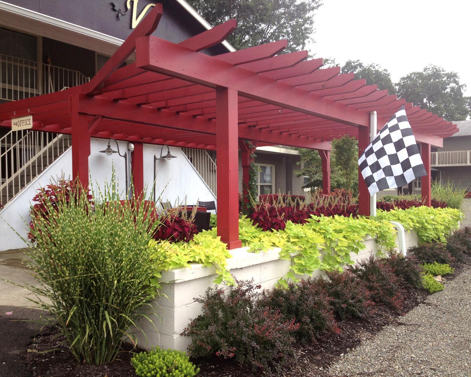 Vinehurst Inn & Suites photo 2