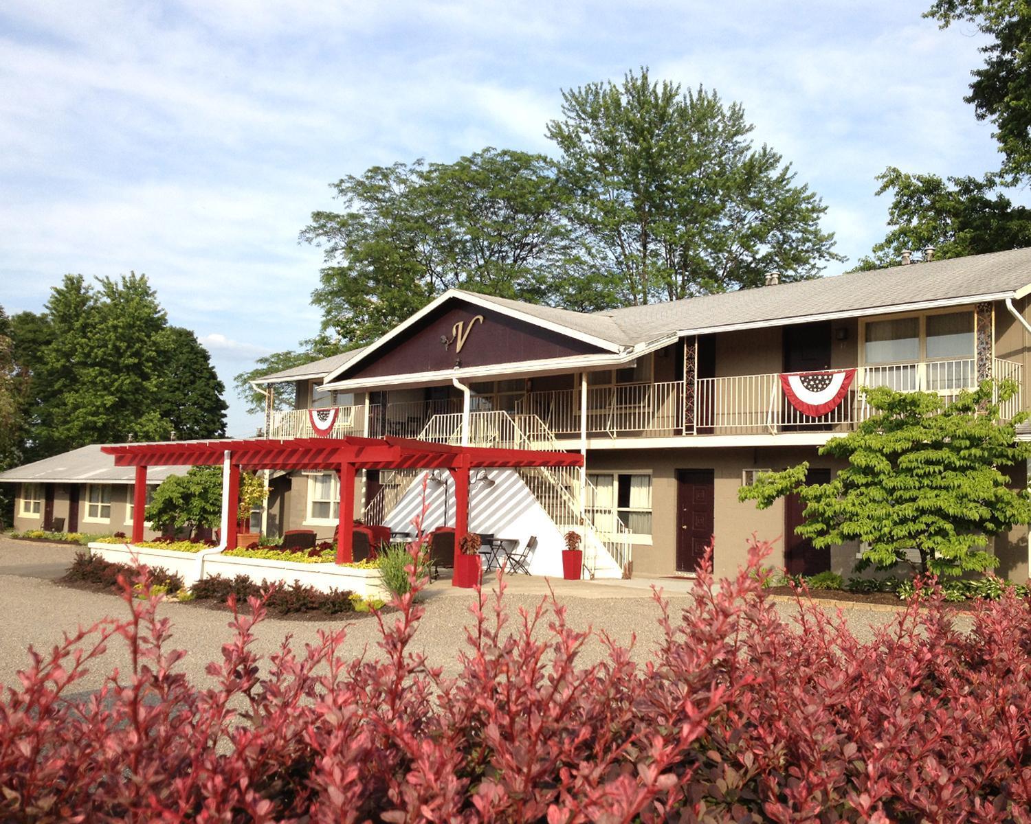 Vinehurst Inn & Suites photo 1