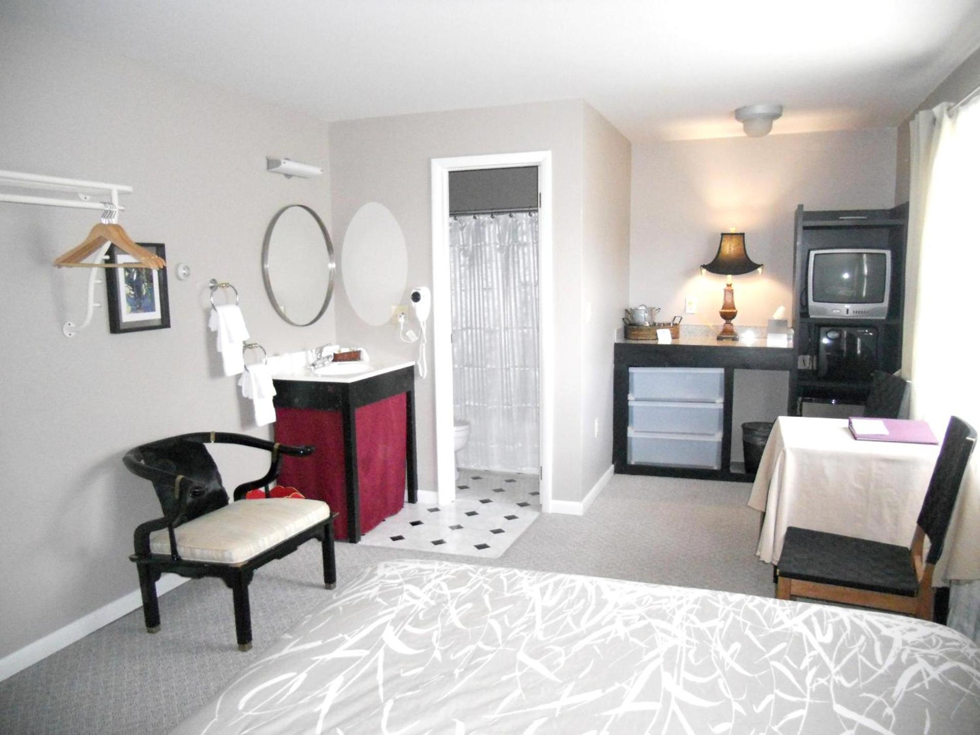 Vinehurst Inn & Suites photo 15