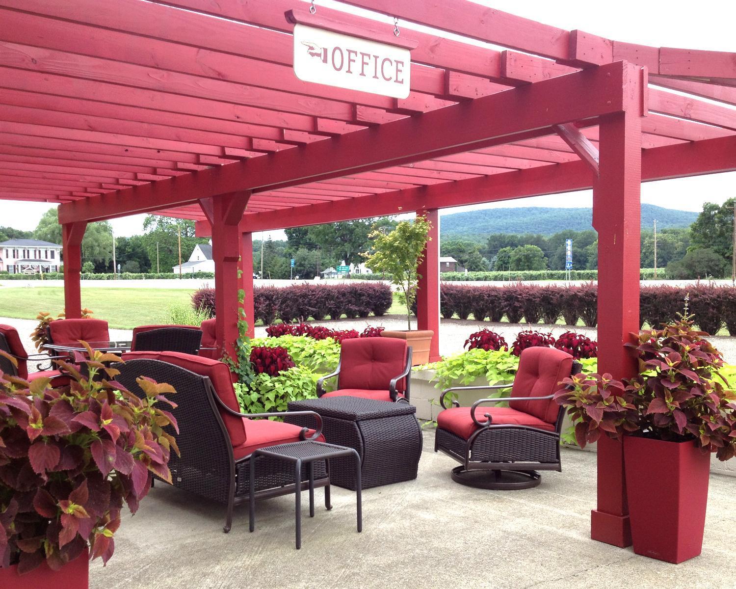 Vinehurst Inn & Suites photo 56