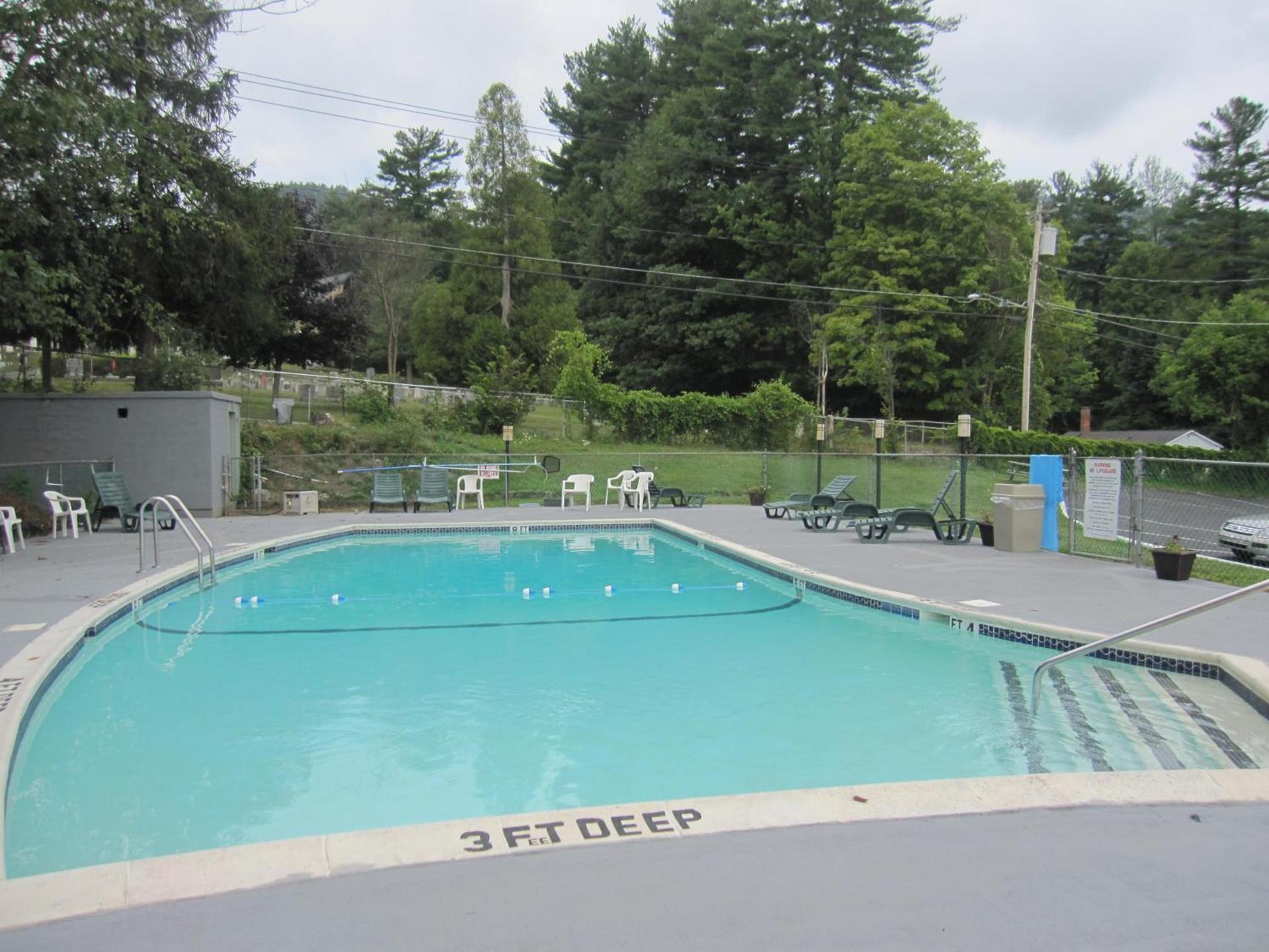 Howard Johnson by Wyndham Lake George photo 4