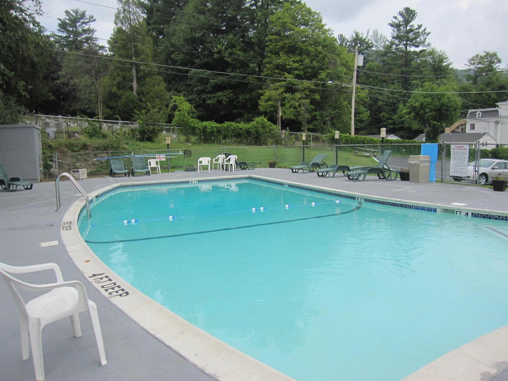 Howard Johnson by Wyndham Lake George photo 2