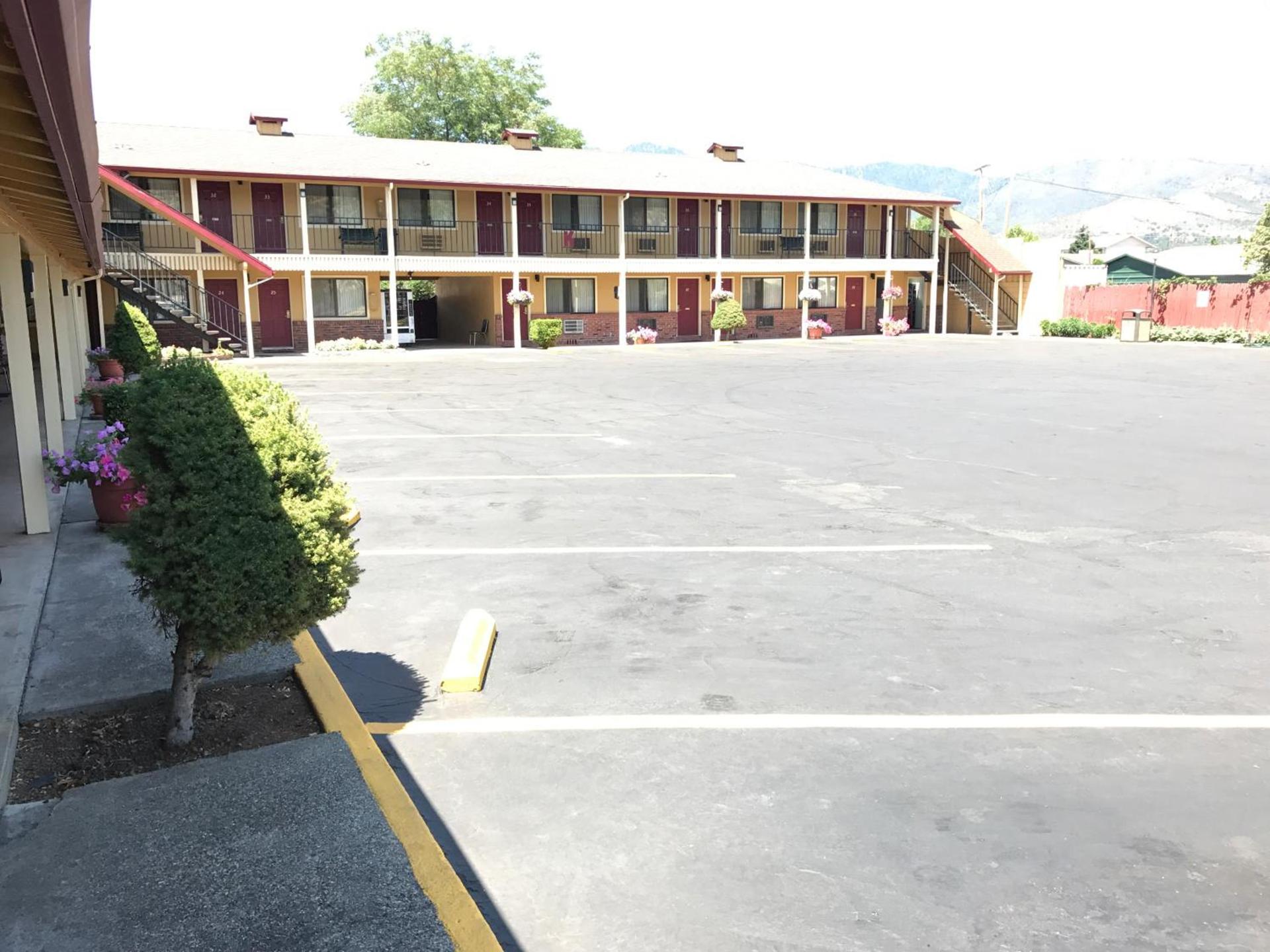 Klamath Motor Lodge photo 45