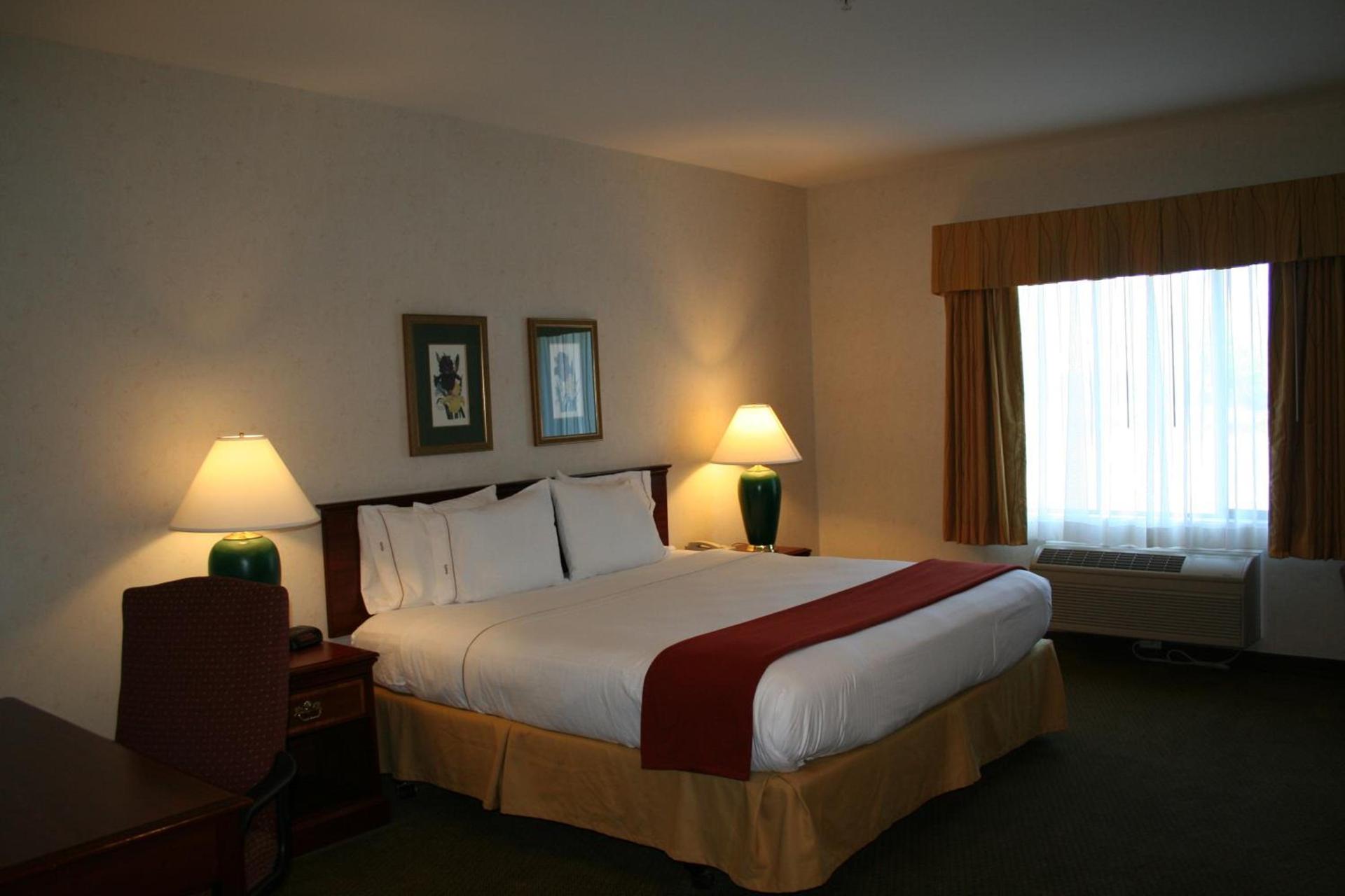 Evergreen Inn & Suites photo 18