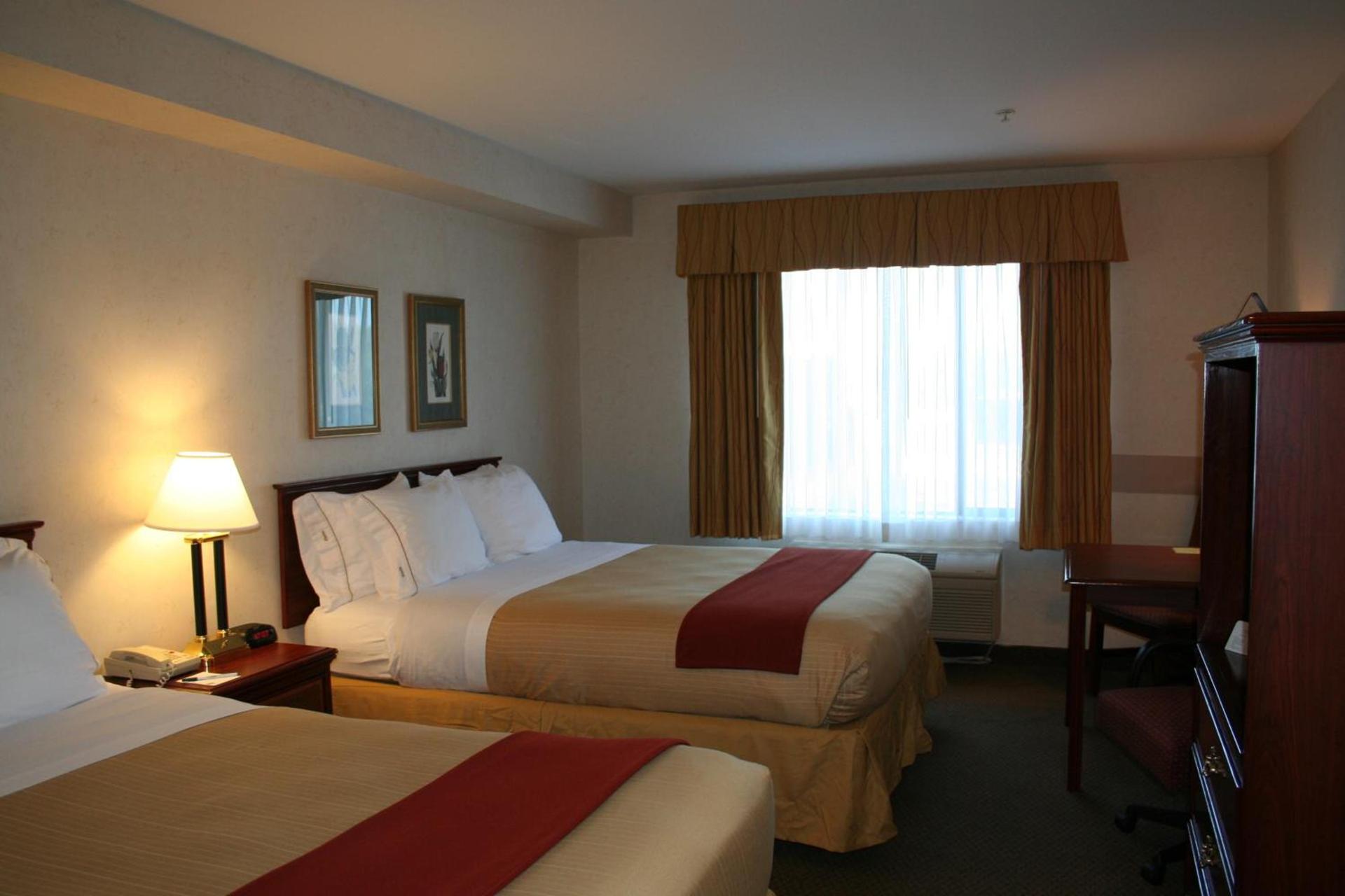 Evergreen Inn & Suites photo 3