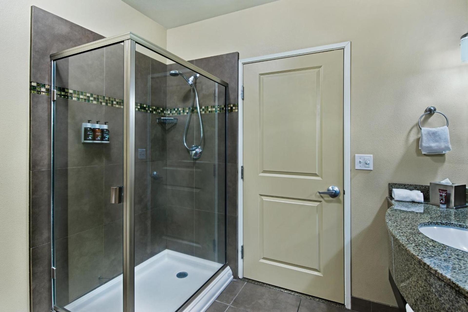 Oxford Suites Silverdale photo 30