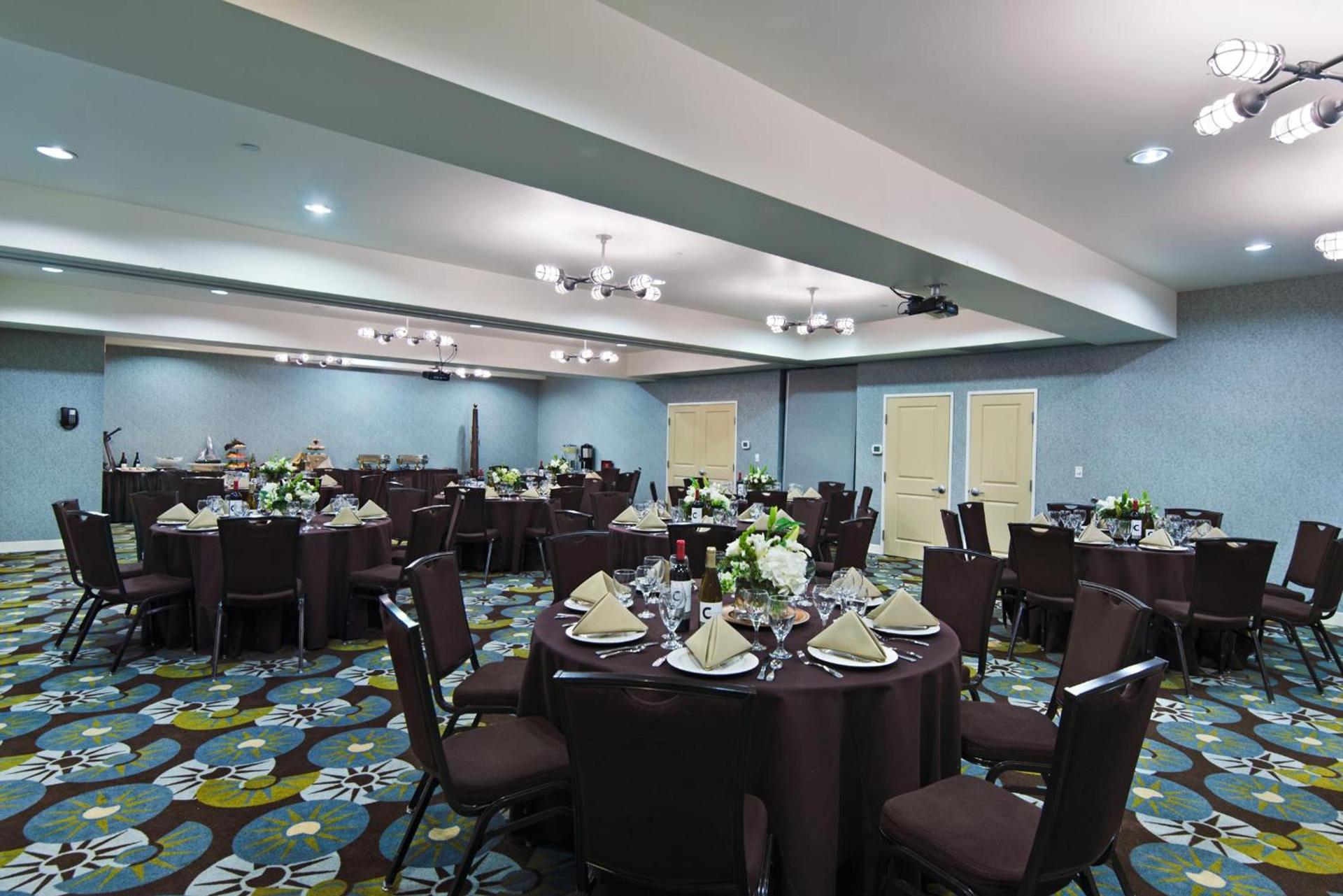 Oxford Suites Silverdale photo 25