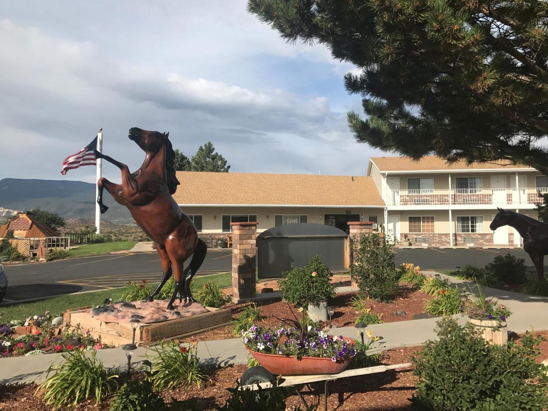 Broken Spur Inn & Steakhouse photo 4