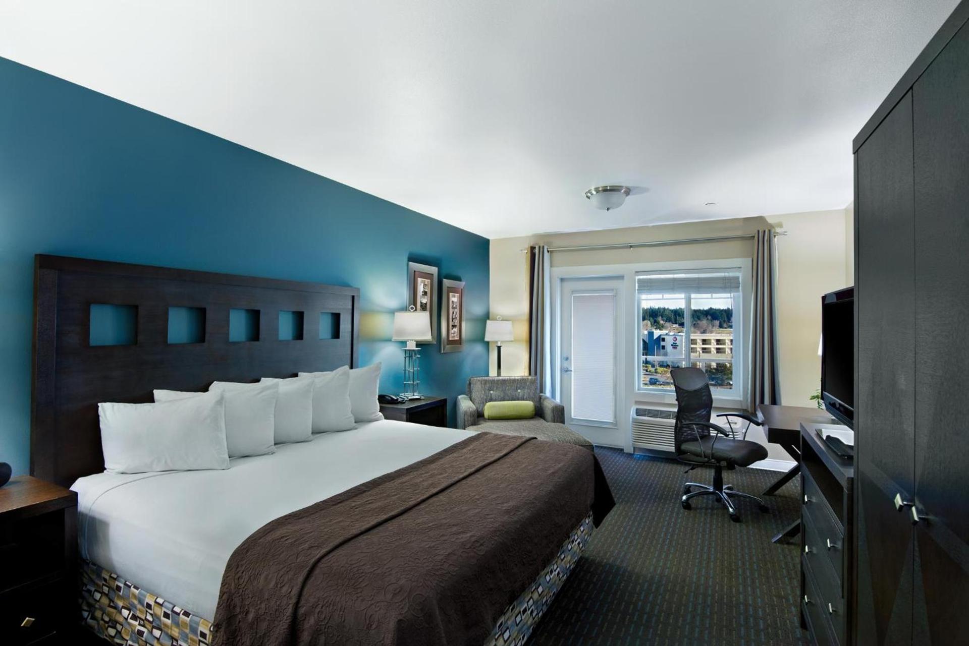 Oxford Suites Silverdale photo 2