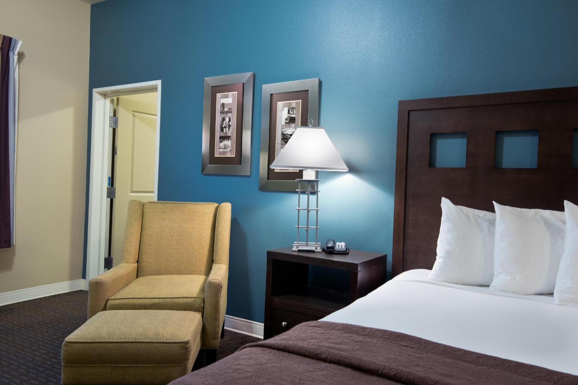 Oxford Suites Silverdale photo 3