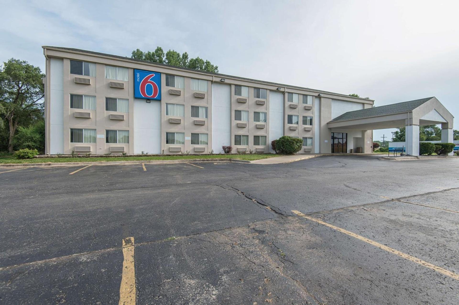 Motel 6-Lawrence, KS photo 2