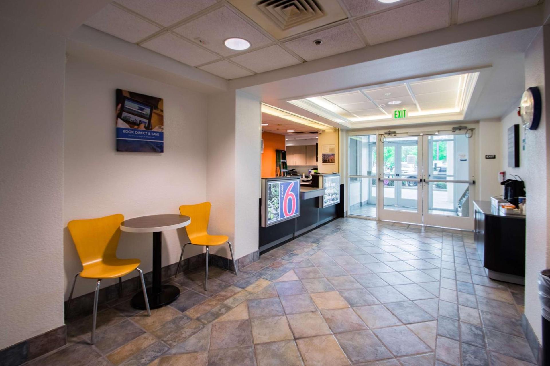 Motel 6-Portland, OR - I-5 photo 11