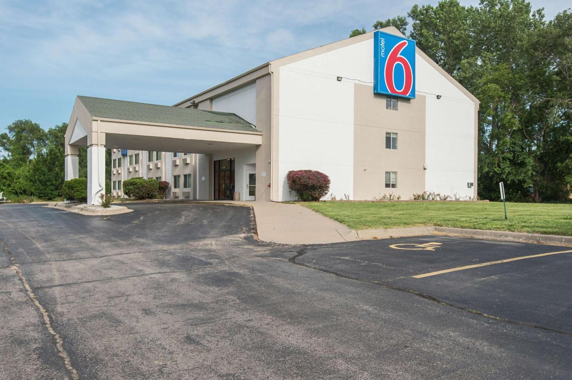 Motel 6-Lawrence, KS photo 4
