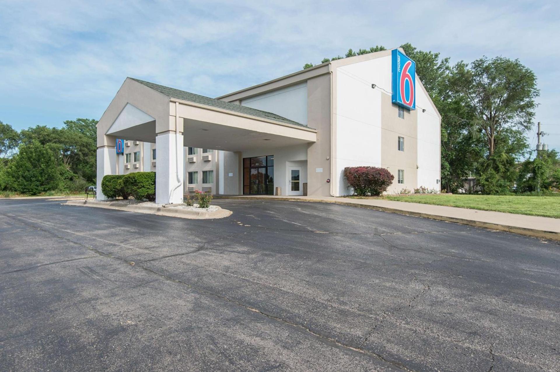 Motel 6-Lawrence, KS photo 5