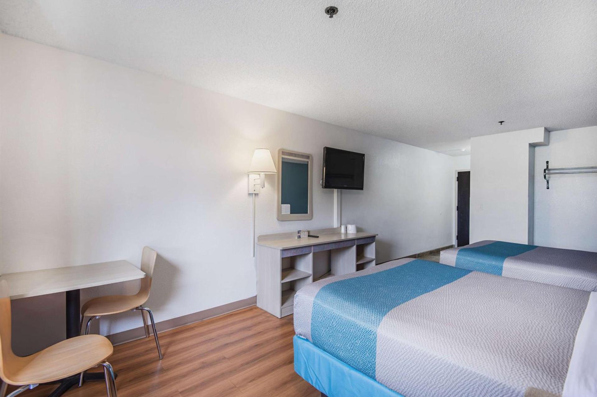Motel 6-Lawrence, KS photo 11