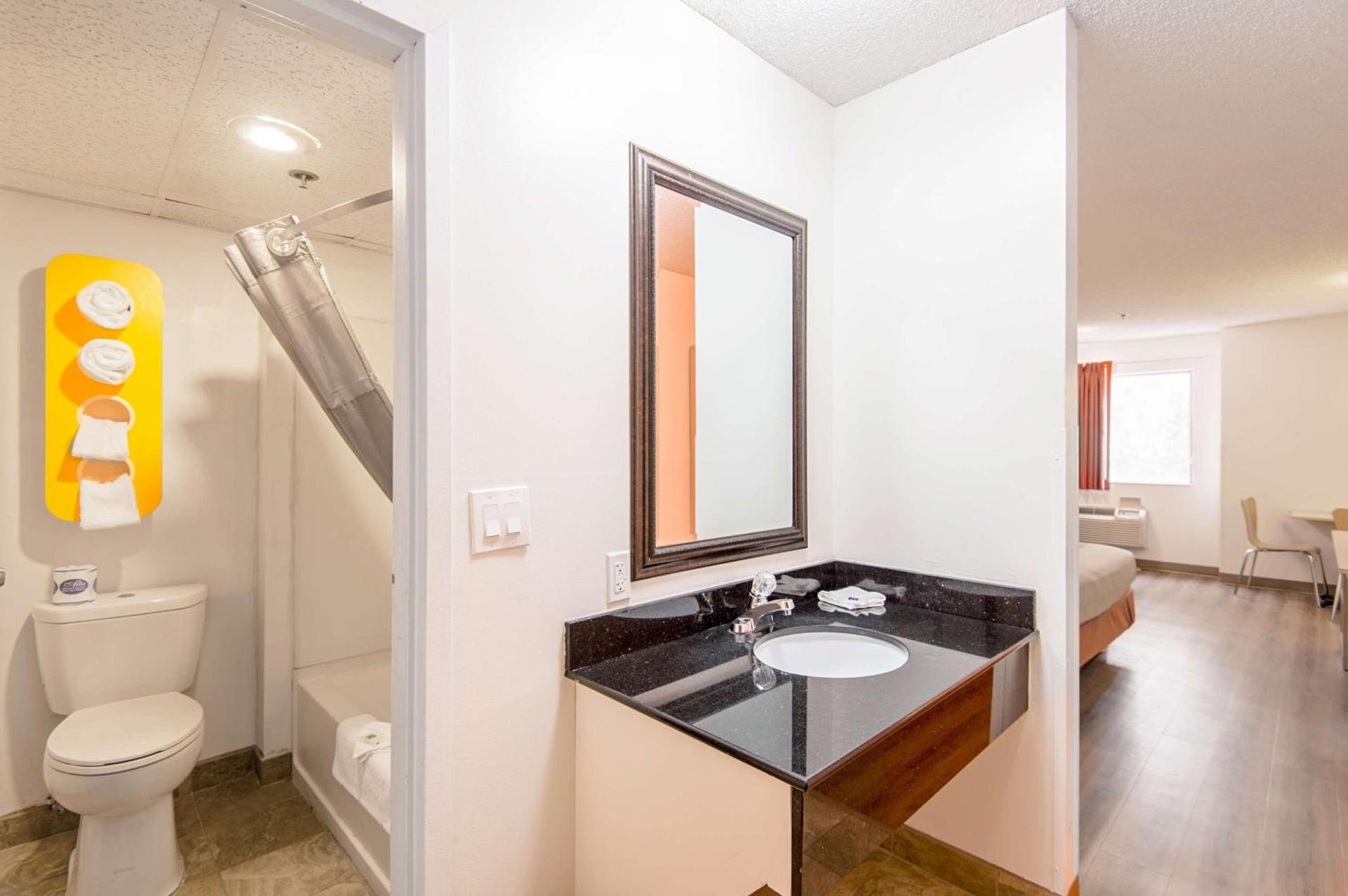 Motel 6-Lawrence, KS photo 15