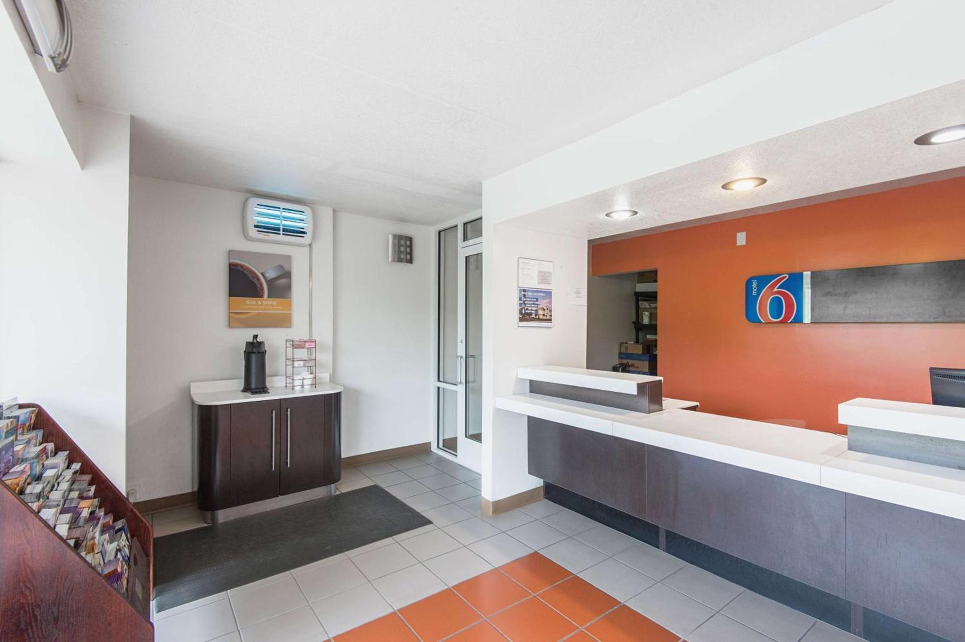 Motel 6-Overland Park, KS photo 8