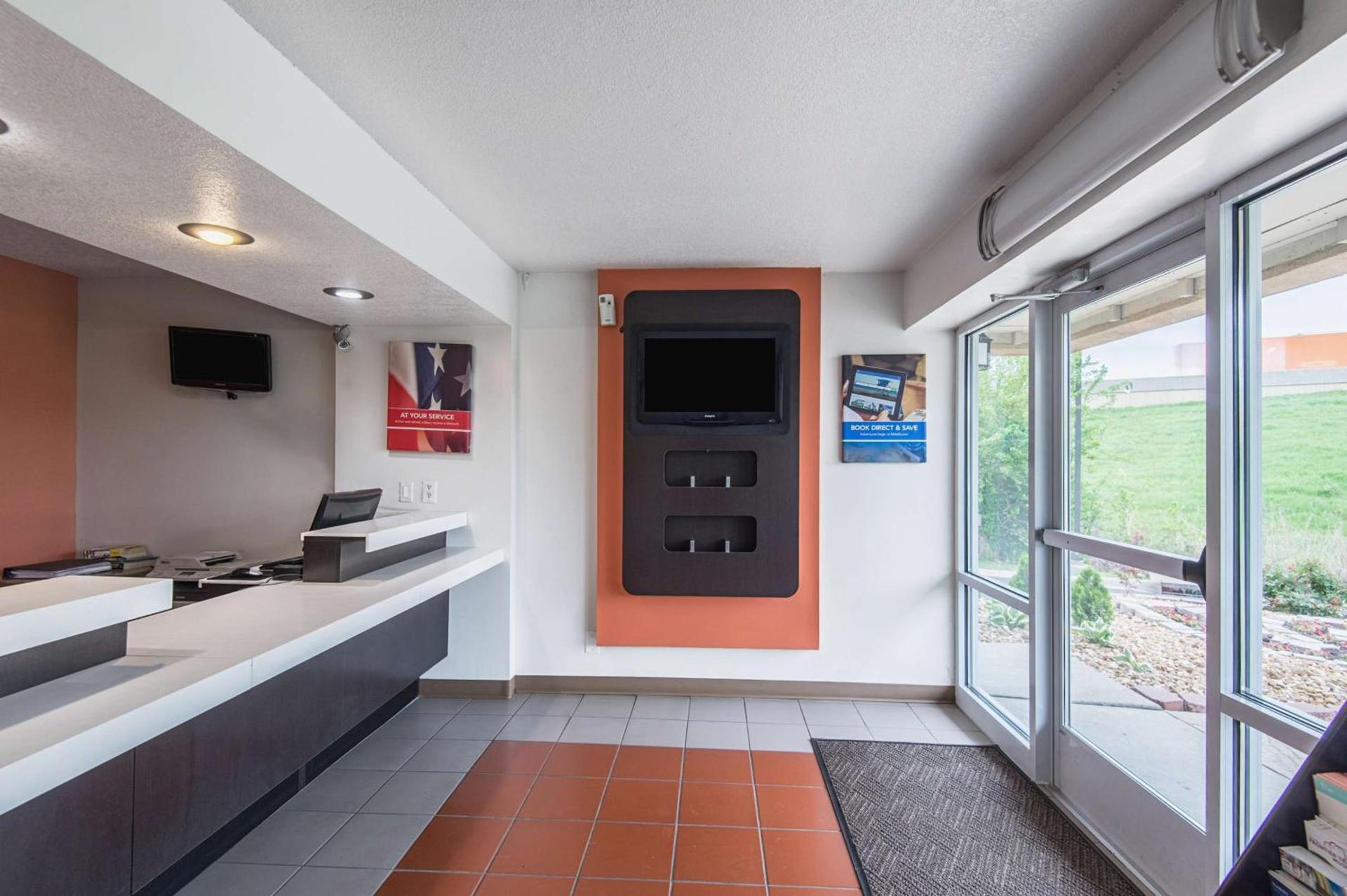 Motel 6-Overland Park, KS photo 9