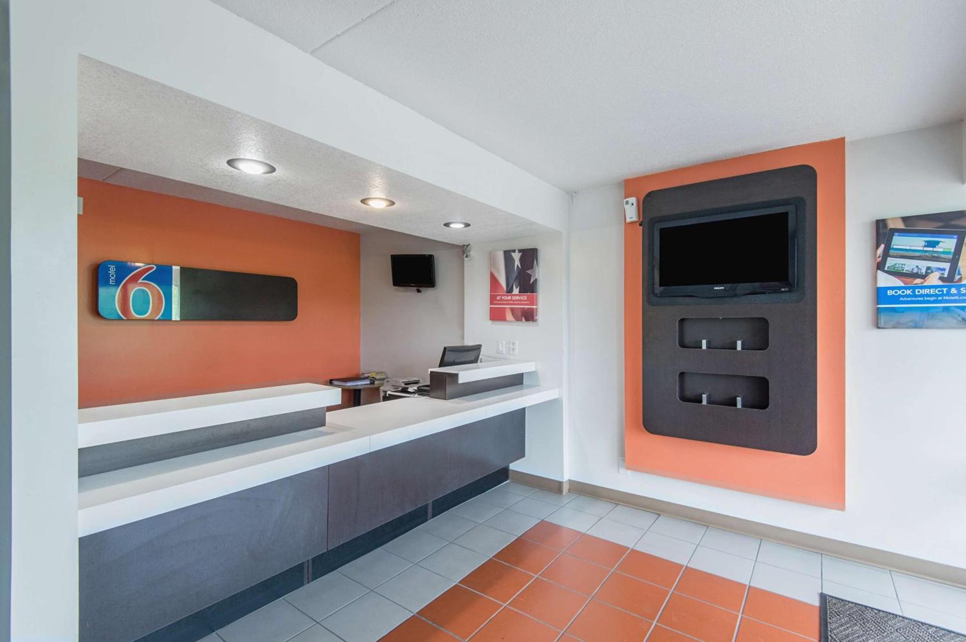 Motel 6-Overland Park, KS photo 10