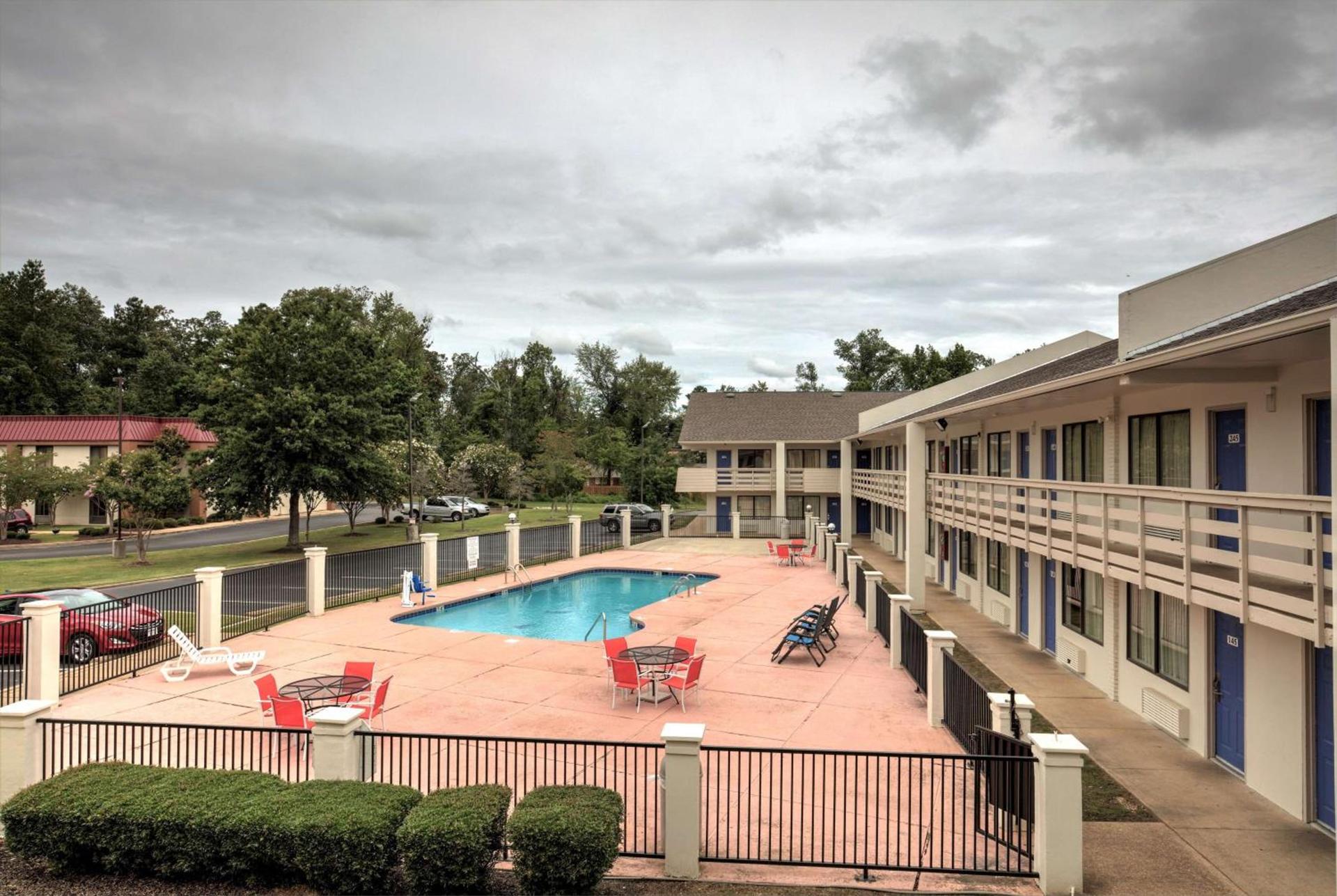 Super 7 Inn Tupelo photo 6