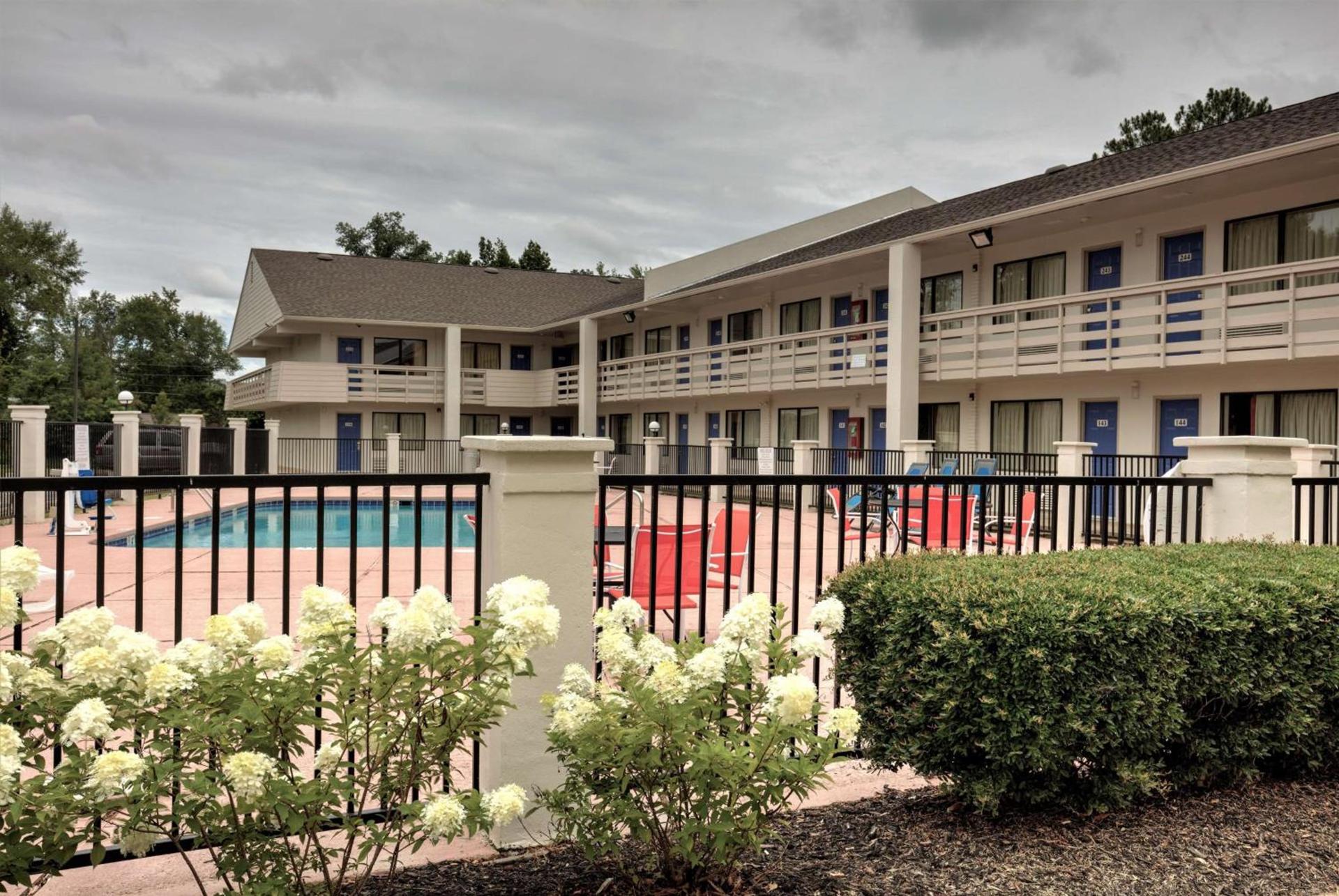 Super 7 Inn Tupelo photo 7