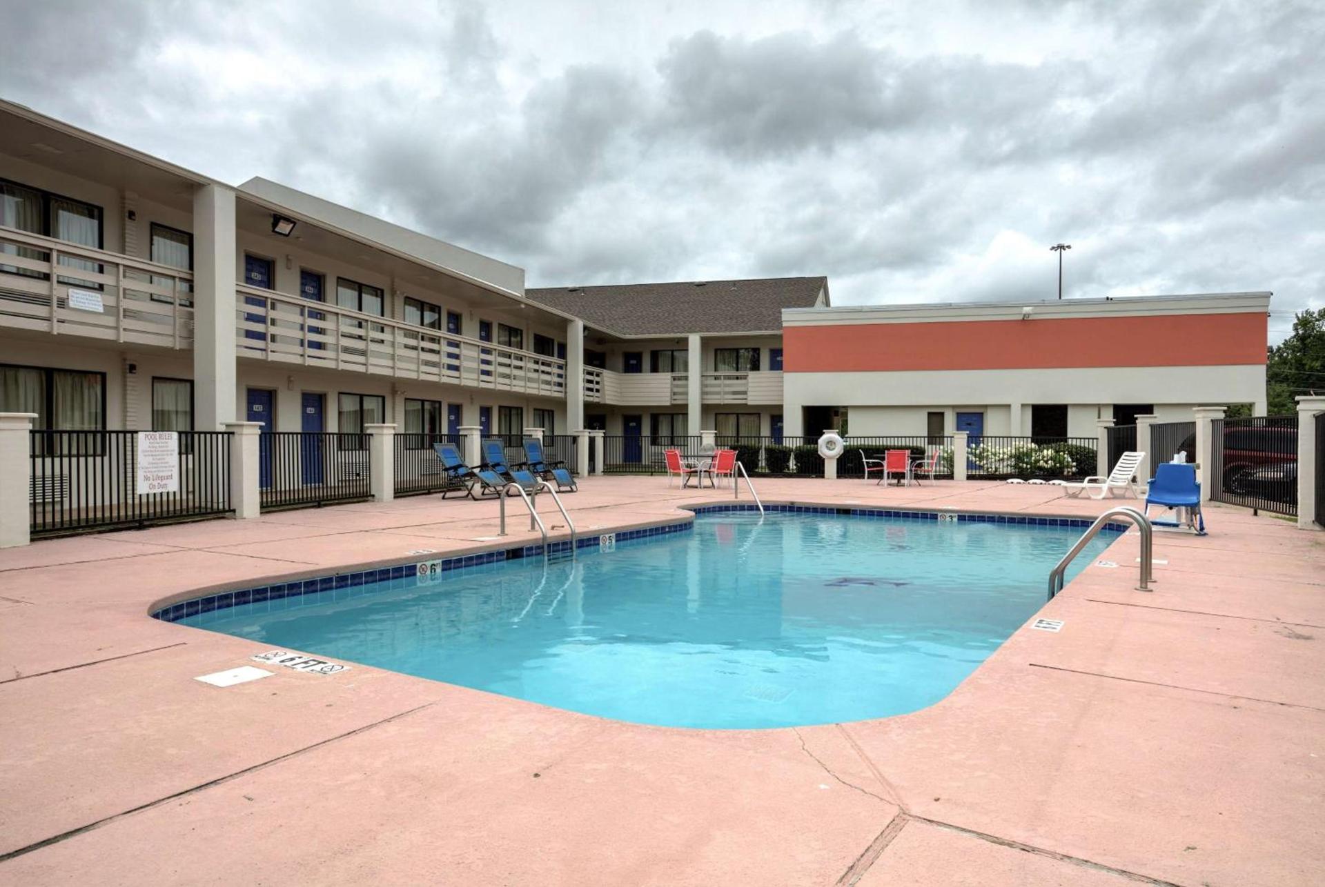 Super 7 Inn Tupelo photo 5