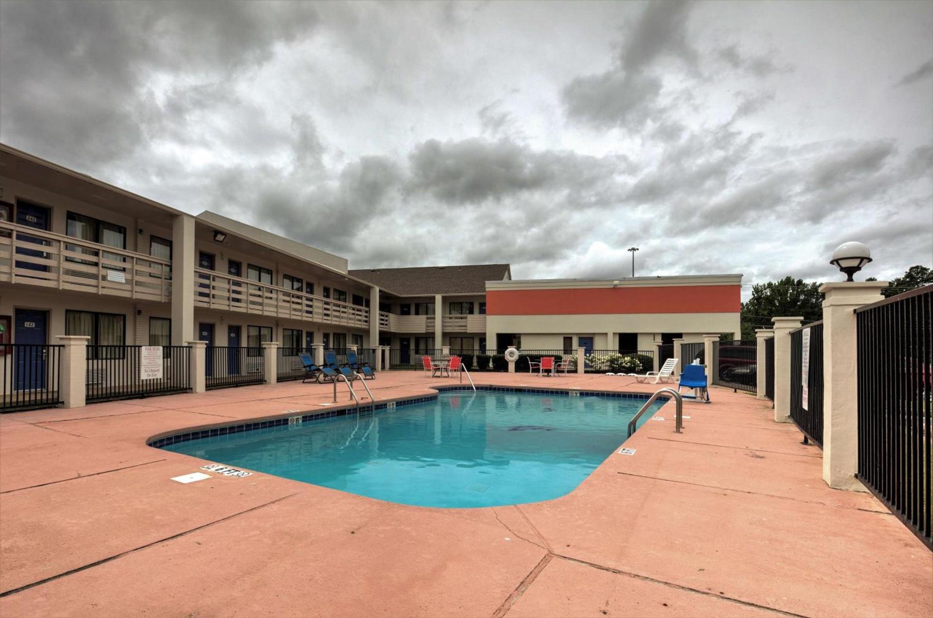 Super 7 Inn Tupelo photo 4