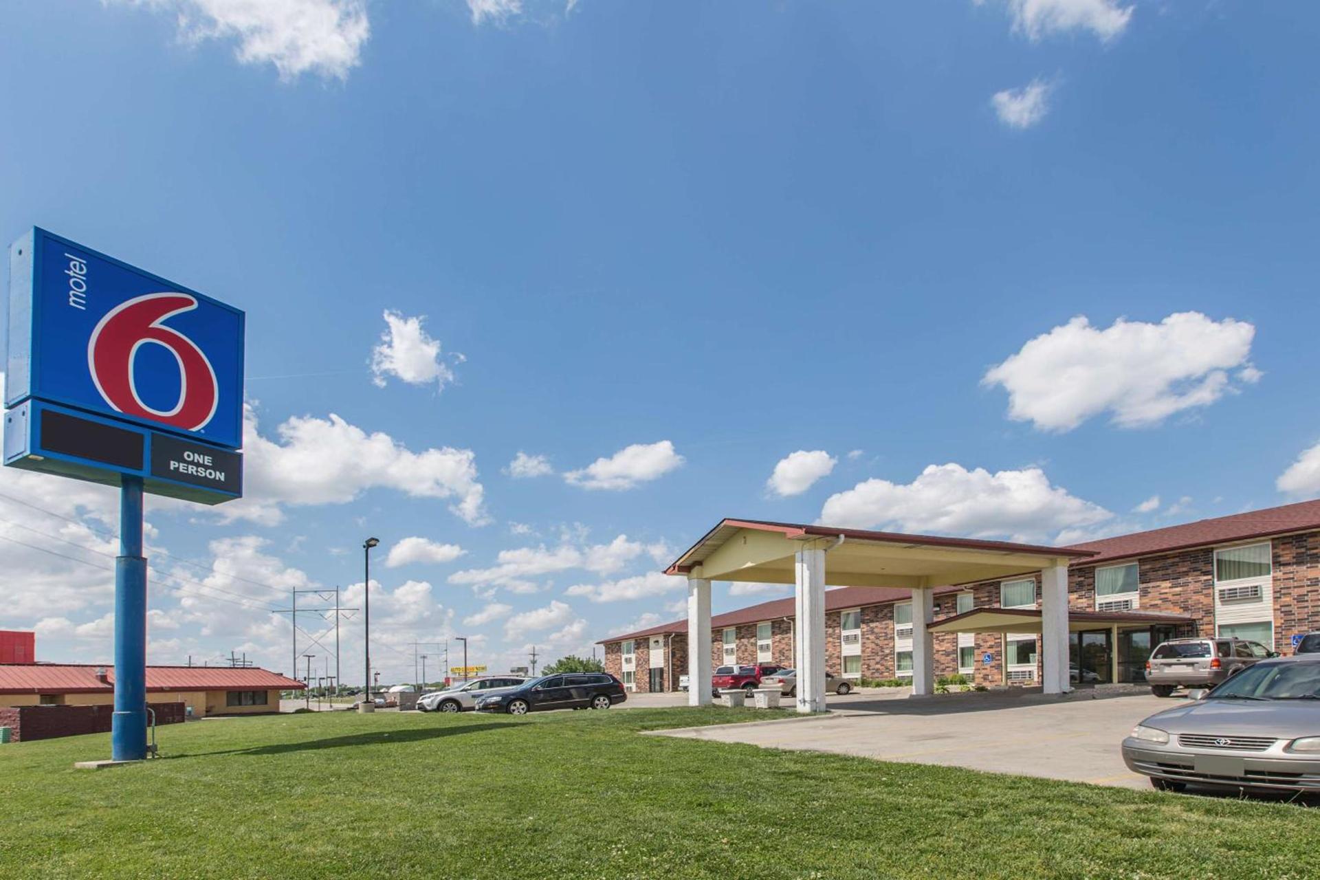 Motel 6 Omaha - Central photo 2