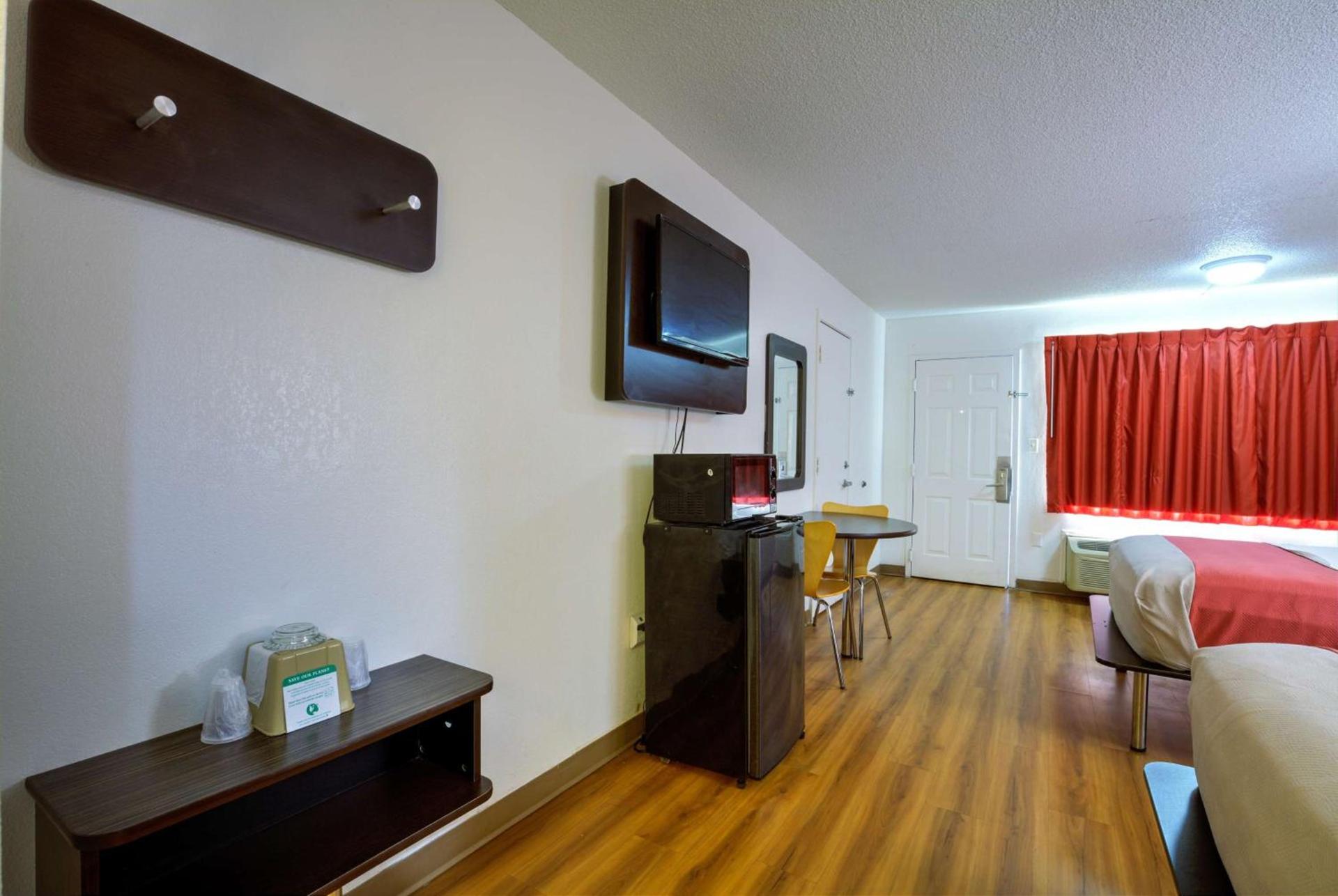 Super 7 Inn Tupelo photo 22