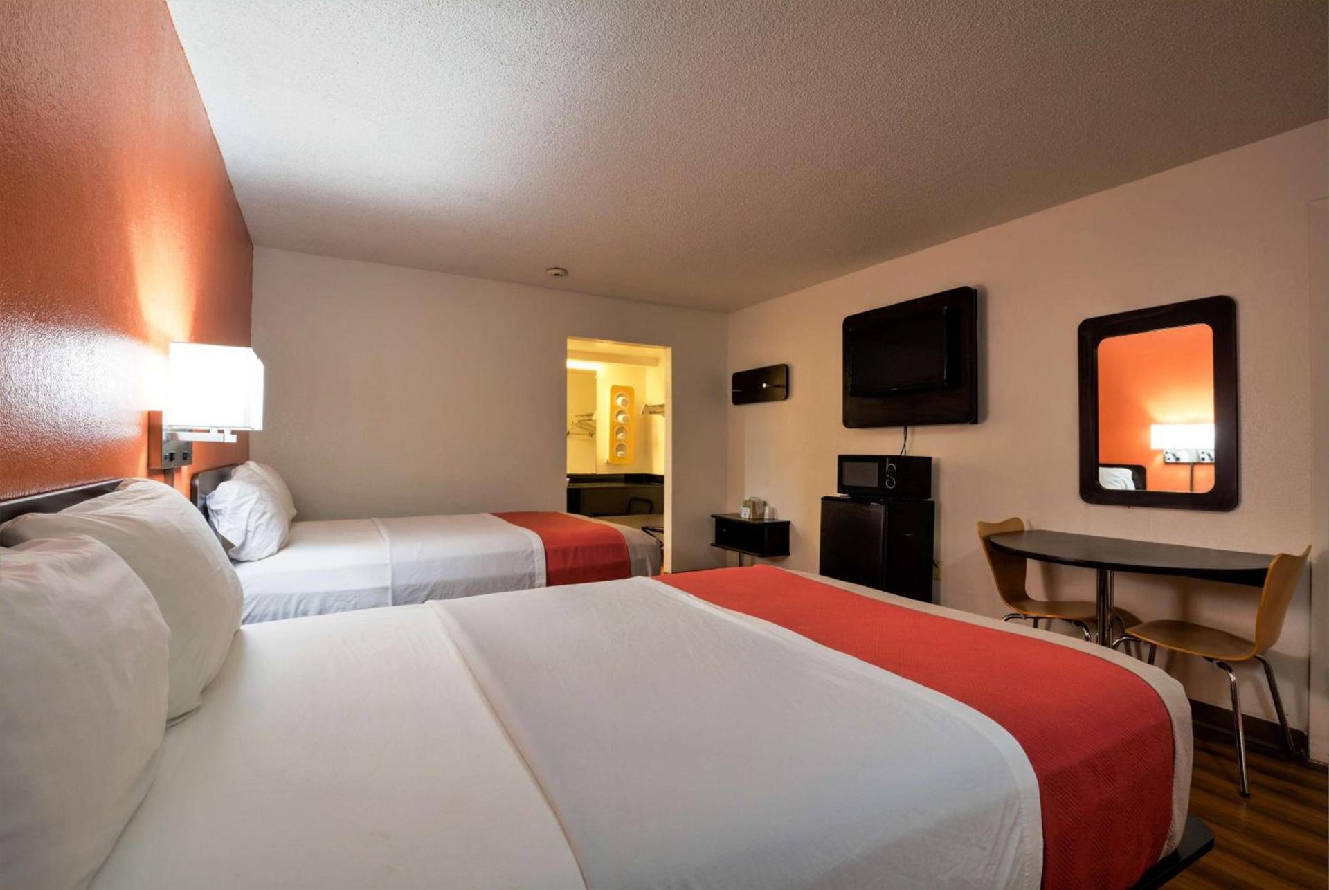 Super 7 Inn Tupelo photo 16