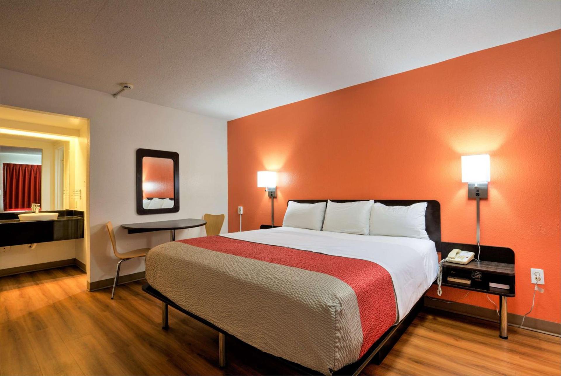 Super 7 Inn Tupelo photo 9
