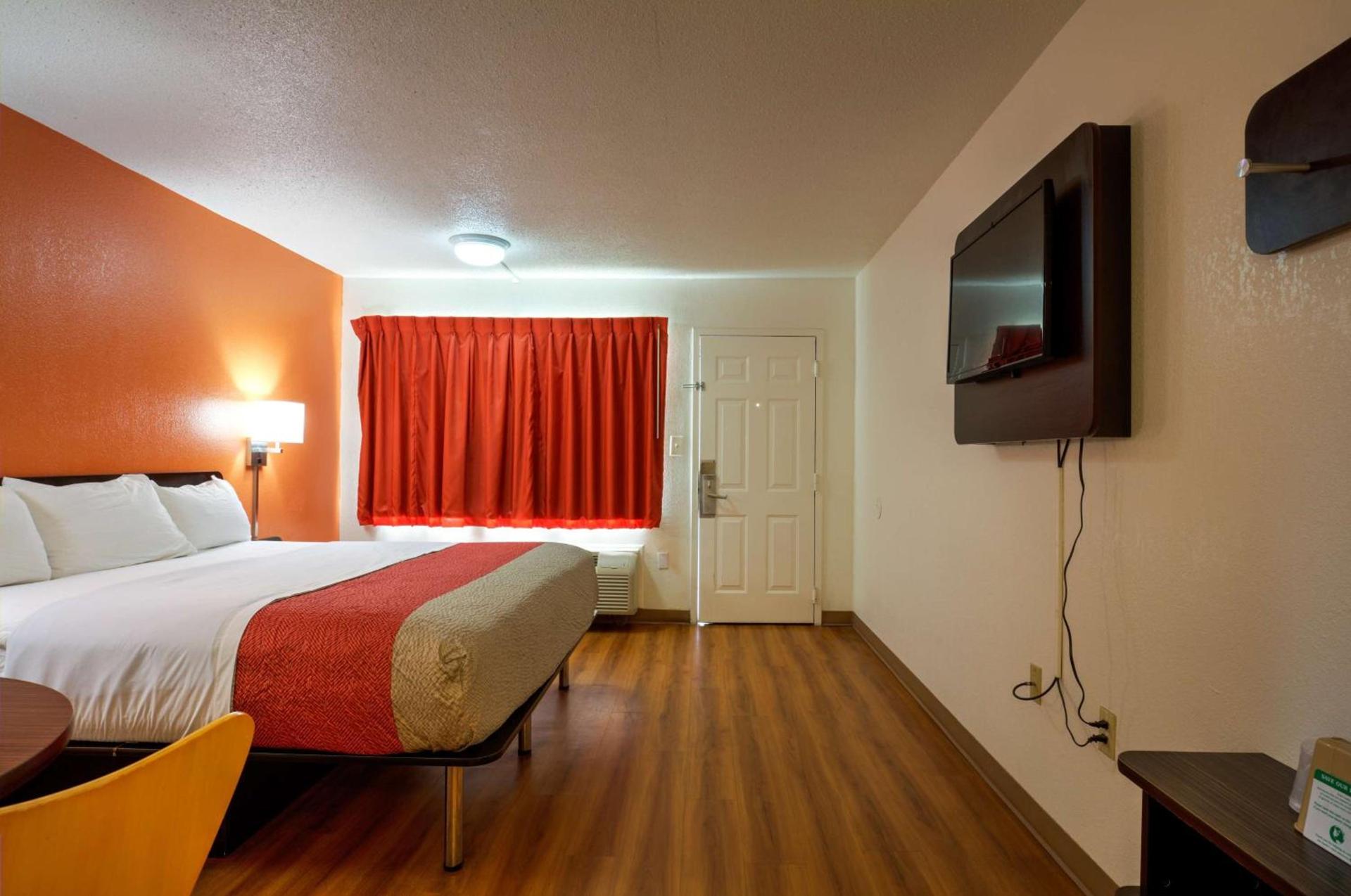 Super 7 Inn Tupelo photo 10