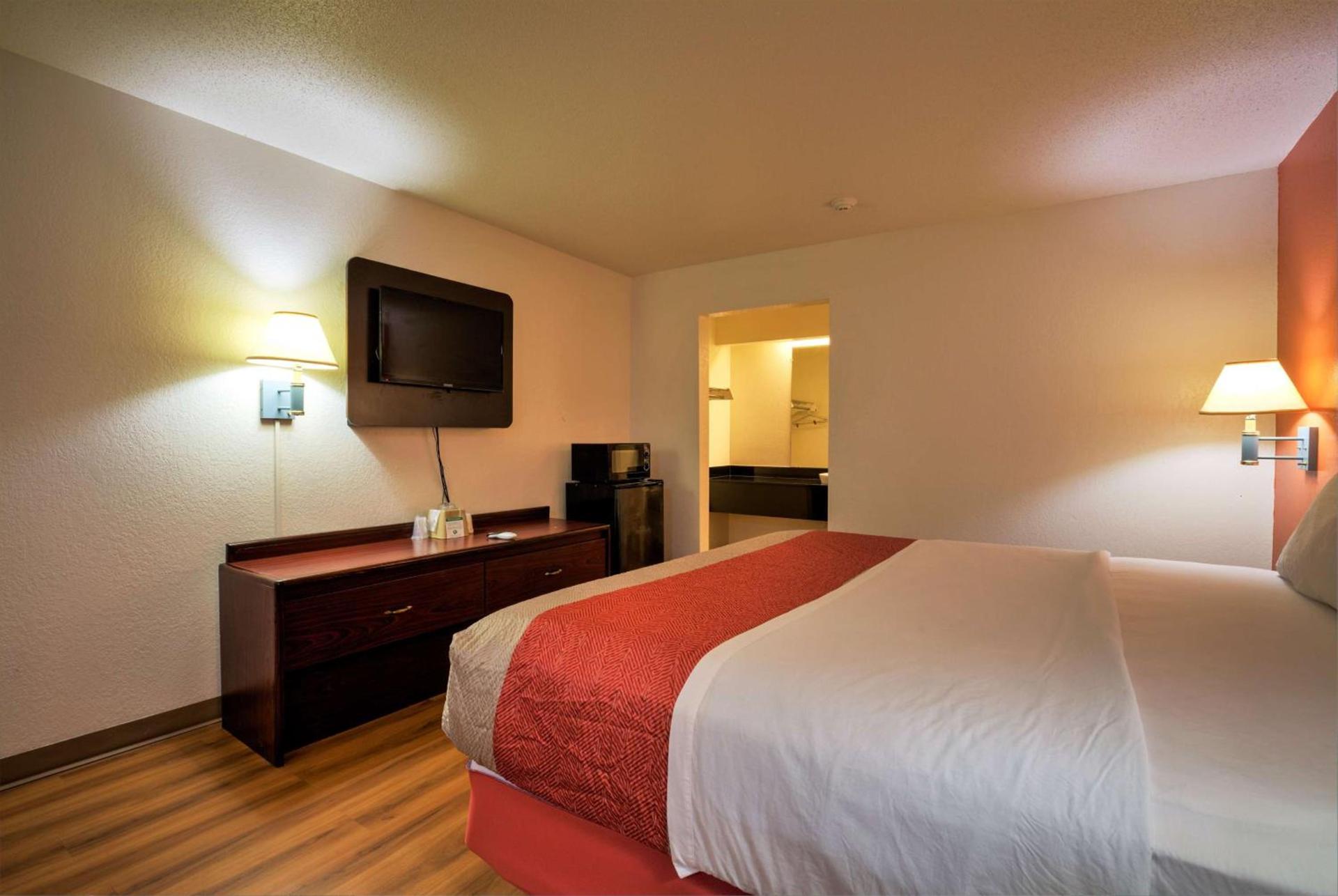 Super 7 Inn Tupelo photo 25