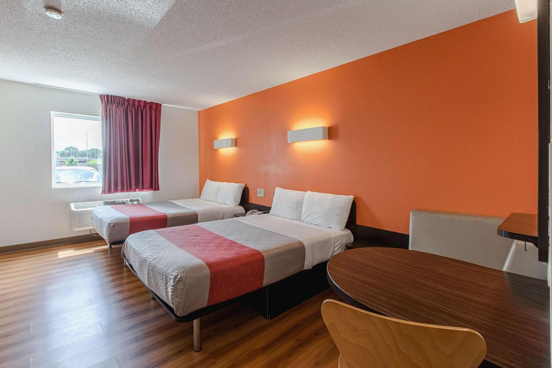 Motel 6 Omaha - Central photo 18